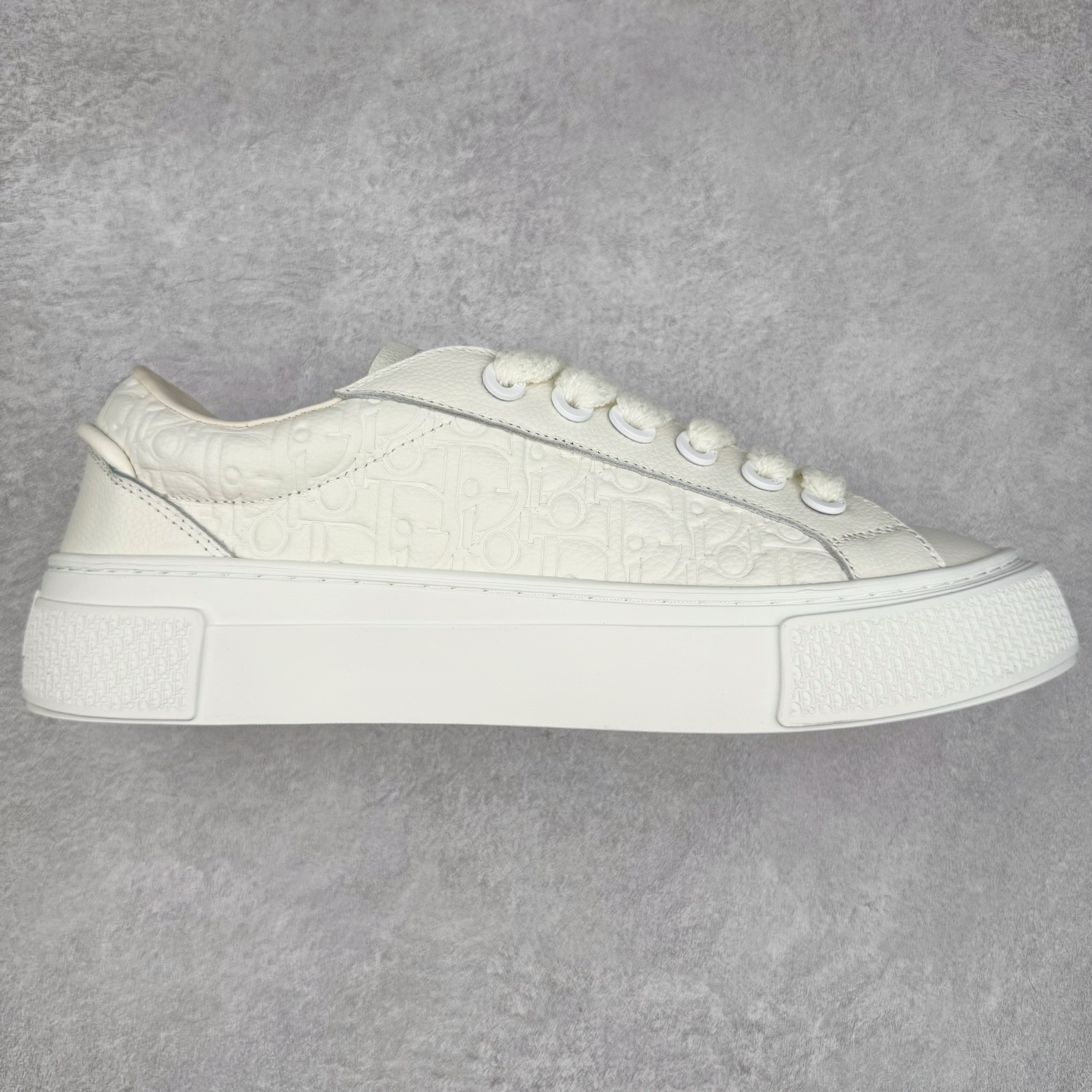 ＃纯原 Dior B33 迪奥印花系带时尚运动板鞋网球鞋 全套原厂新版原纸板楦头开发 原厂特供皮料加持 原档数据大底 高频字母排版细节 还原 Zp 高端零售特供批次 2023秋季新品 彰显非凡的精湛工艺 重新诠释经典的网球鞋 时尚的廓形突显厚实感 采用全新的拉绒马海毛针织面料 突显柔软触感与富有层次感的流行色彩 搭配棕色绒面革镶片提升格调 别具一格的加垫鞋舌点缀以压花效果Dior标志 后侧点缀以Dior 30Avenue Montaigne标志 可为各式休闲造型增添时尚气质 尺码：40 41 42 43 44 45 46-选品中心