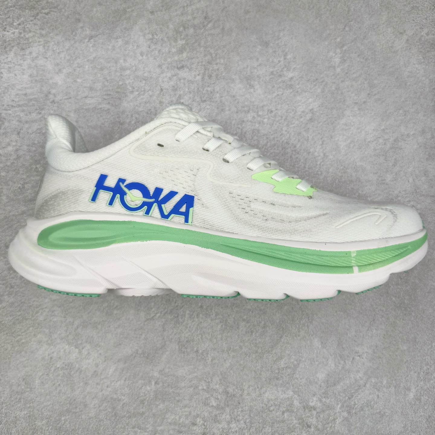 HOKA ONE ONE Clifton 克里夫顿10代专业性能减震公路跑步鞋 轻盈透气的针织网面和纱线的使用让鞋面更挺拔 增强鞋面的强度和支撑性能 搭配柔软的鞋舌 让双脚在舒适包裹中跑的更加畅快 全新泡棉中底 柔软的同时增强回弹性能 为不同跑者提供更平稳流畅的脚感 带来全面的缓冲保护 根据人体工程学设计的延长拉襟 后跟处弹软的海绵填充舒适固定 避免掉跟和摩擦 相比上一代光滑的内衬 Clifton 的内衬增强了摩擦力 避免双脚在鞋内滑动 尺码：36 36.5 37.5 38 38.5 39 40 40.5 41 42 42.5 43 44 44.5 45-选品中心