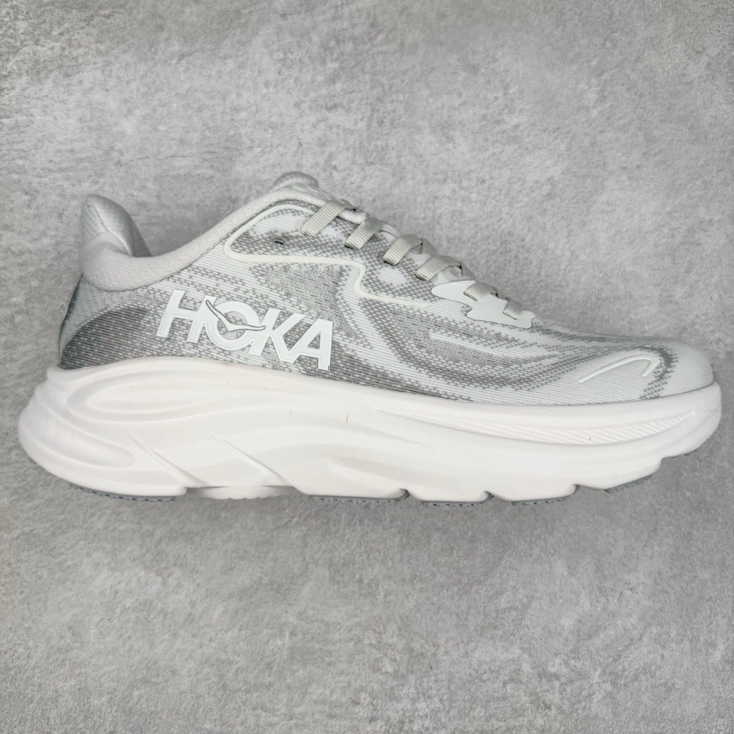 HOKA ONE ONE Clifton 克里夫顿10代专业性能减震公路跑步鞋 轻盈透气的针织网面和纱线的使用让鞋面更挺拔 增强鞋面的强度和支撑性能 搭配柔软的鞋舌 让双脚在舒适包裹中跑的更加畅快 全新泡棉中底 柔软的同时增强回弹性能 为不同跑者提供更平稳流畅的脚感 带来全面的缓冲保护 根据人体工程学设计的延长拉襟 后跟处弹软的海绵填充舒适固定 避免掉跟和摩擦 相比上一代光滑的内衬 Clifton 的内衬增强了摩擦力 避免双脚在鞋内滑动 尺码：36 36.5 37.5 38 38.5 39 40 40.5 41 42 42.5 43 44 44.5 45-选品中心