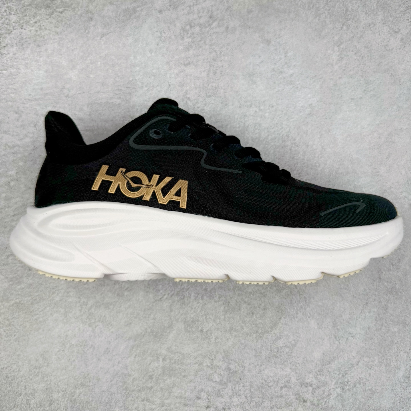 HOKA ONE ONE Clifton 克里夫顿10代专业性能减震公路跑步鞋 轻盈透气的针织网面和纱线的使用让鞋面更挺拔 增强鞋面的强度和支撑性能 搭配柔软的鞋舌 让双脚在舒适包裹中跑的更加畅快 全新泡棉中底 柔软的同时增强回弹性能 为不同跑者提供更平稳流畅的脚感 带来全面的缓冲保护 根据人体工程学设计的延长拉襟 后跟处弹软的海绵填充舒适固定 避免掉跟和摩擦 相比上一代光滑的内衬 Clifton 的内衬增强了摩擦力 避免双脚在鞋内滑动 尺码：36 36.5 37.5 38 38.5 39 40 40.5 41 42 42.5 43 44 44.5 45-选品中心