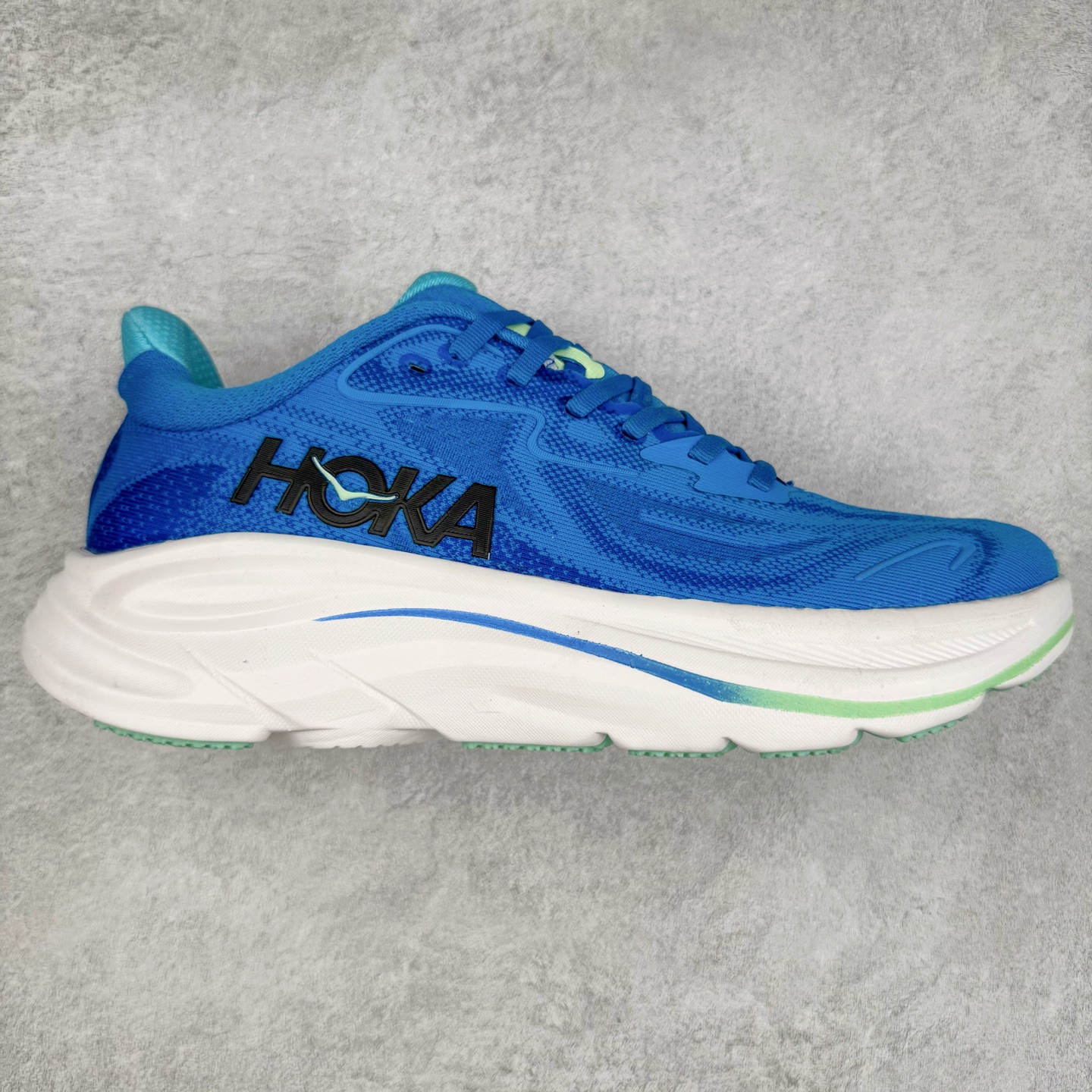 HOKA ONE ONE Clifton 克里夫顿10代专业性能减震公路跑步鞋 轻盈透气的针织网面和纱线的使用让鞋面更挺拔 增强鞋面的强度和支撑性能 搭配柔软的鞋舌 让双脚在舒适包裹中跑的更加畅快 全新泡棉中底 柔软的同时增强回弹性能 为不同跑者提供更平稳流畅的脚感 带来全面的缓冲保护 根据人体工程学设计的延长拉襟 后跟处弹软的海绵填充舒适固定 避免掉跟和摩擦 相比上一代光滑的内衬 Clifton 的内衬增强了摩擦力 避免双脚在鞋内滑动 尺码：36 36.5 37.5 38 38.5 39 40 40.5 41 42 42.5 43 44 44.5 45-选品中心