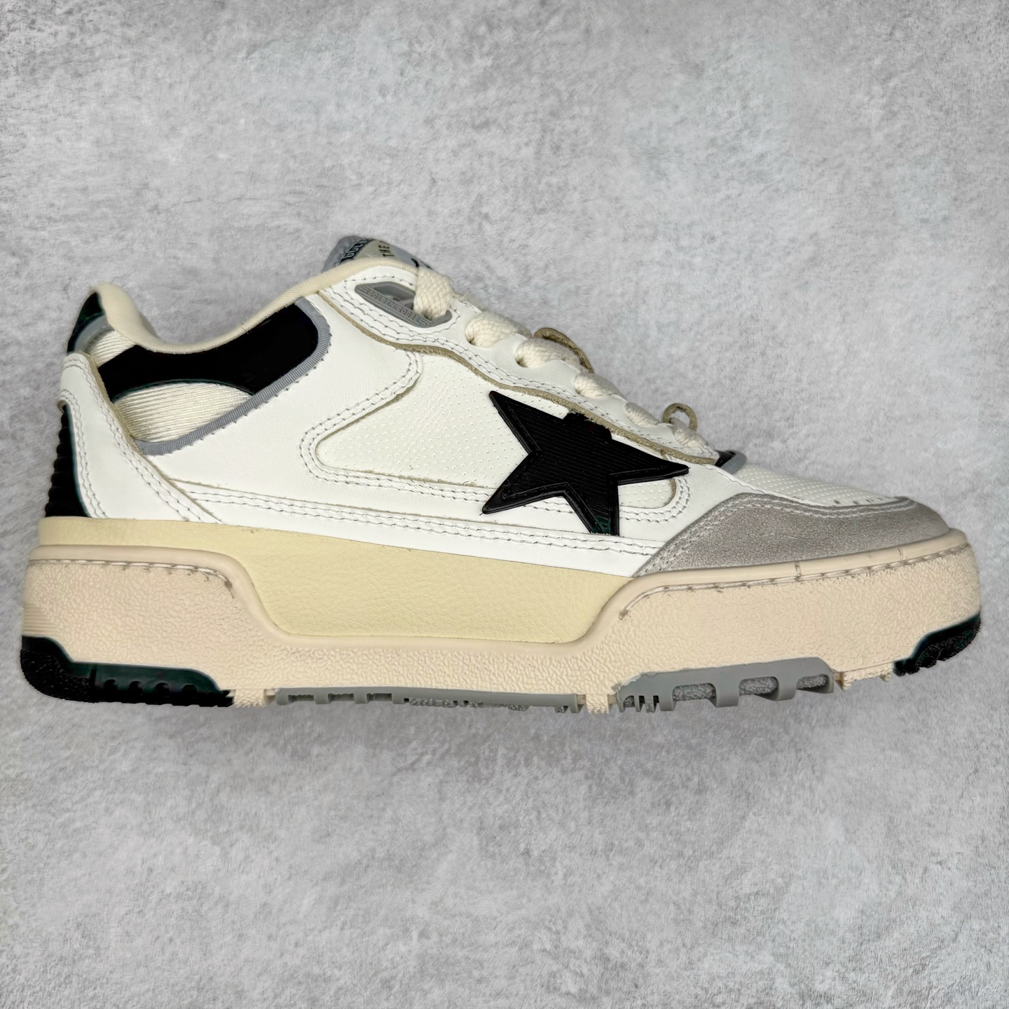 GGDB Golden Goose Deluxe Brand Forty2 2025春季新款厚底星星板鞋小脏鞋 新款厚底脏脏鞋情侣款休闲板鞋时尚百搭星星小白鞋 ！ GGDB新色小脏鞋火红程度比小白鞋还要早，打破传统审美，小脏鞋做到了！明星私服上脚示范 就是这么百搭 ！再也不用担心洗鞋的问题啦！进口牛皮鞋面，毛巾布+透气网里，Tpu大底橡胶组合大底配意大利进口高发泡沿条！独家开模乳胶垫 3.5cm内增高鞋垫，内增高藏的特别好，一般人不会发现我们有内增高，鞋垫是单独的，可以取出！鞋子手工打磨上色，做旧效果超级复古！最新配色！配全套包装防尘袋！尺码：35 36 37 38 39 40 41 42 43 44-选品中心