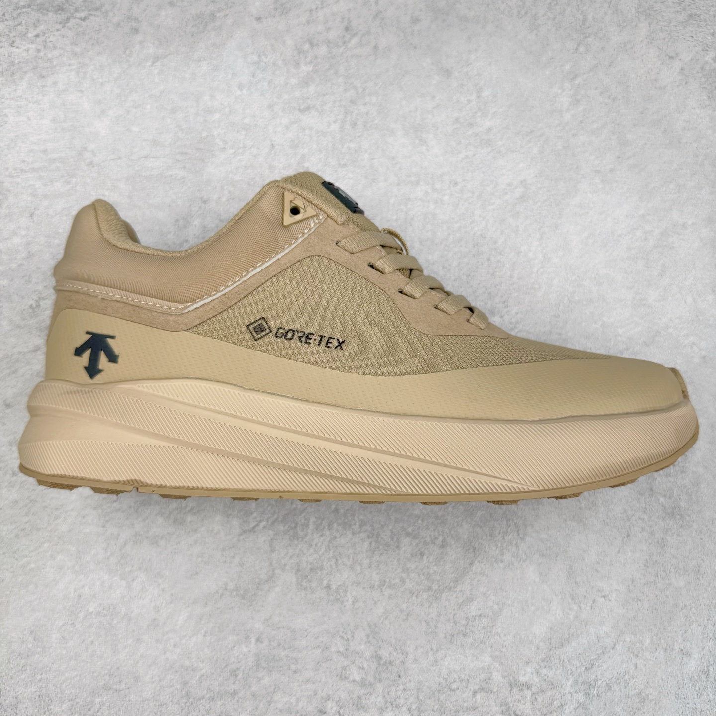 DESCENTE Dualis 迪桑特防水户外耐磨低帮生活休闲徒步登山鞋 DESCENTE（迪桑特）创立于1935年，品牌名取自法语词汇，意为“滑降”。品牌箭头标识代表滑雪的三种技术“高速直线滑行”、“穿越”和“侧滑”，也寓意品牌在打造高端专业运动产品中不断追求完美的创新精神，致力于成为中国高端专业滑雪、综训、女子、铁人三项、高尔夫的第一品牌。尺码：39 40 41 42 43 44 45-选品中心