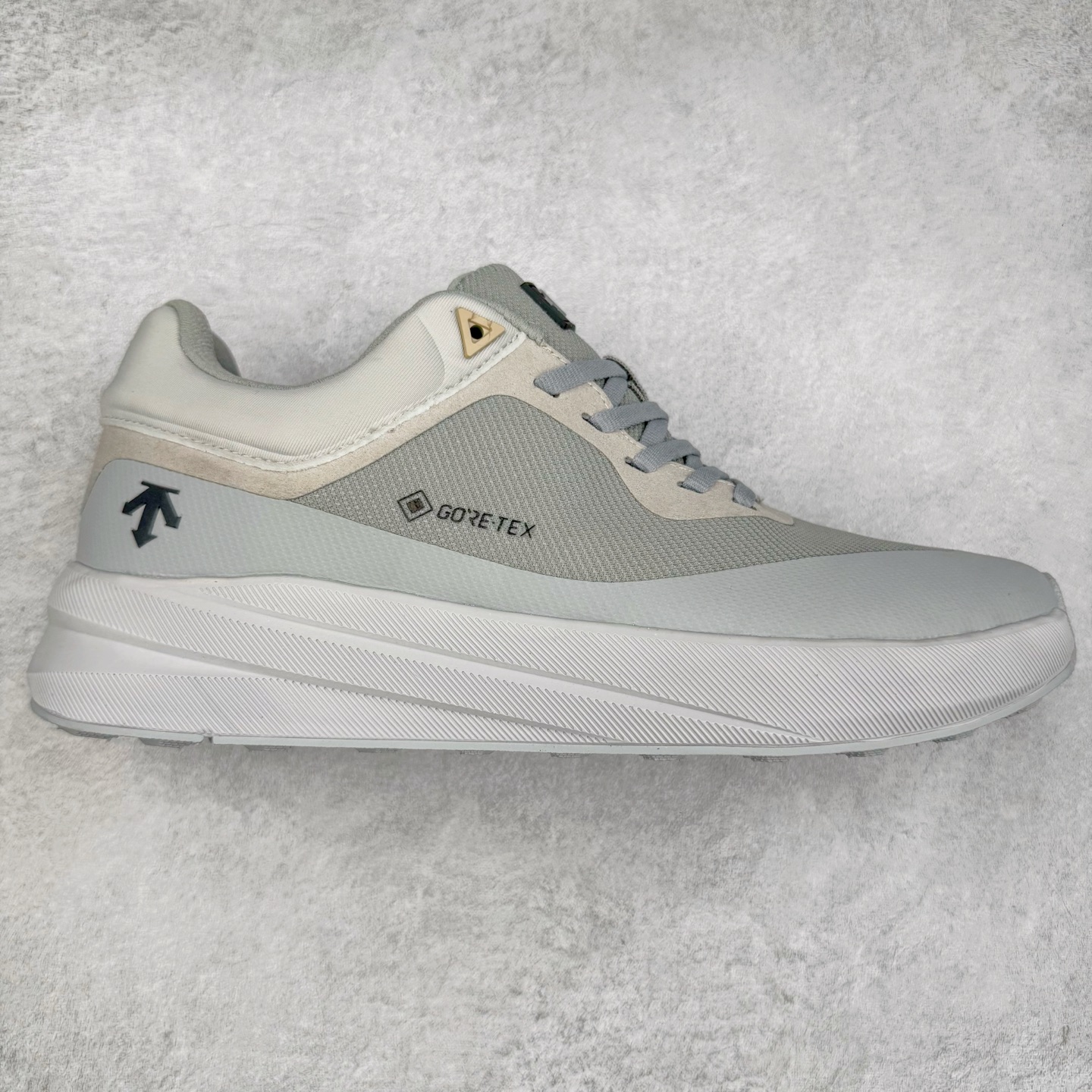 DESCENTE Dualis 迪桑特防水户外耐磨低帮生活休闲徒步登山鞋 DESCENTE(迪桑特)创立于1935年,品牌名取自法语词汇,意为“滑降”。品牌箭头标识代表滑雪的三种技术“高速直线滑行”、“穿越”和“侧滑”,也寓意品牌在打造高端专业运动产品中不断追求完美的创新精神,致力于成为中国高端专业滑雪、综训、女子、铁人三项、高尔夫的第一品牌。尺码:39 40 41 42 43 44 45-选品中心