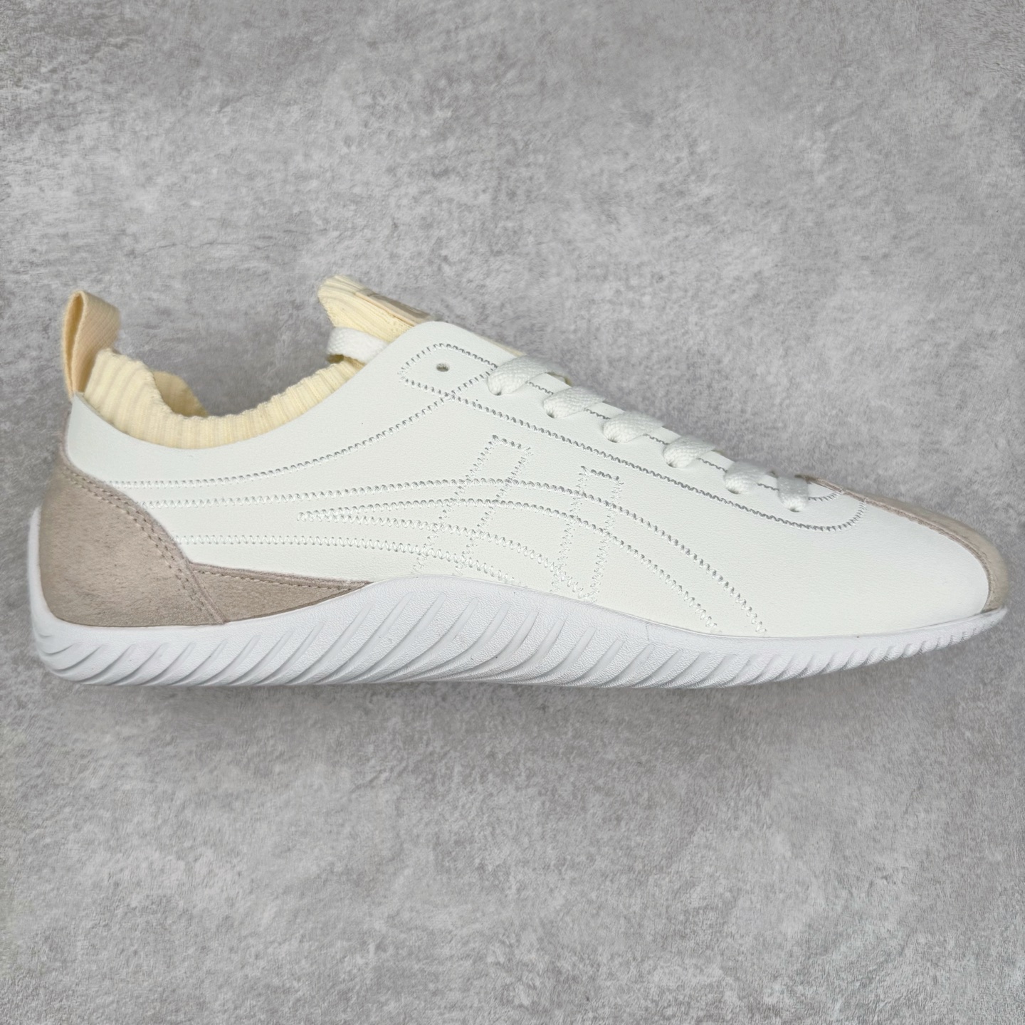 Onitsuka Tiger 鬼塚虎 Sclaw 轻便舒适防滑耐磨透气支撑吸汗低帮生活休闲鞋 低帮设计简洁利落 流畅的线条勾勒出随性的风格 鞋口织物收口 经典鞋袜一体 明线设计标志性logo 采用织物和柔软皮革拼接 时尚质感满满 防磨耐磨大底 上脚轻便舒适 尺码：36 37 37.5 38 39 39.5 40 40.5 41.5 42 42.5 43.5 44 45-选品中心