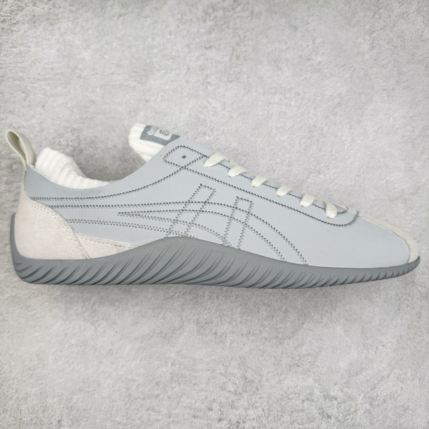 Onitsuka Tiger 鬼塚虎 Sclaw 轻便舒适防滑耐磨透气支撑吸汗低帮生活休闲鞋 低帮设计简洁利落 流畅的线条勾勒出随性的风格 鞋口织物收口 经典鞋袜一体 明线设计标志性logo 采用织物和柔软皮革拼接 时尚质感满满 防磨耐磨大底 上脚轻便舒适 尺码:36 37 37.5 38 39 39.5 40 40.5 41.5 42 42.5 43.5 44 45-选品中心