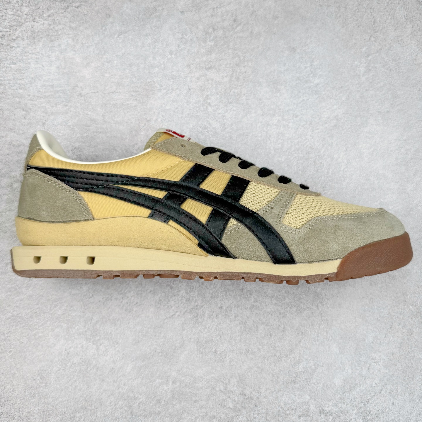 Asics Onitsuka Tiger Ultimate 81 EX 亚瑟士终极系列低帮复古风百搭皮革休闲运动慢跑鞋 采用软质荔枝纹牛培皮鞋面材质 配置OrthoLite鞋垫 轻质Eva缓震组合耐磨橡胶外底 Onitsuka Tiger 鬼塚虎 ULTIMATE 81EX 1183B510 中性款运动鞋 鞋跟底部的缓震孔设计以及TPU后跟保护片强化稳定性 造就合乎新时代高性能运动鞋标准的现代鞋款 牛皮革鞋面 FLYTEFOAM Propel中底增强缓震性与回弹性 鞋跟处采用fuzeGEL缓震胶科技 强化缓震 OrthoLite鞋垫 进一步强化缓震Gel-Kayano超轻量专业运动慢跑鞋 货号：1183B510-103 尺码：36-45-选品中心
