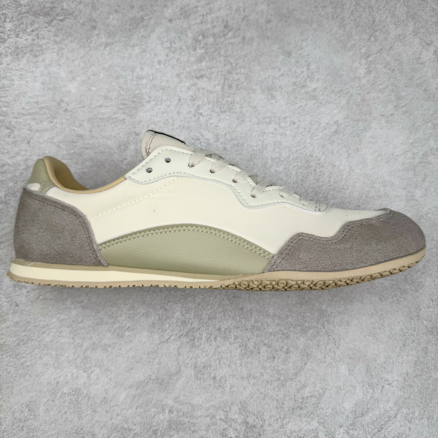 Onitsuka 鬼冢虎 Serrano系列 潮流舒适轻便生活休闲鞋 上架实拍鞋面采用翻毛皮和牛津布面设计制作，透气性好，包裹感很强。鞋底采用防滑耐磨橡胶大底，脚感轻便舒适。鞋掌做了加宽处理，穿着更加舒适。尺码：36 37 37.5 38 39 39.5 40 40.5 41.5 42 42.5 43.5 44 45-选品中心