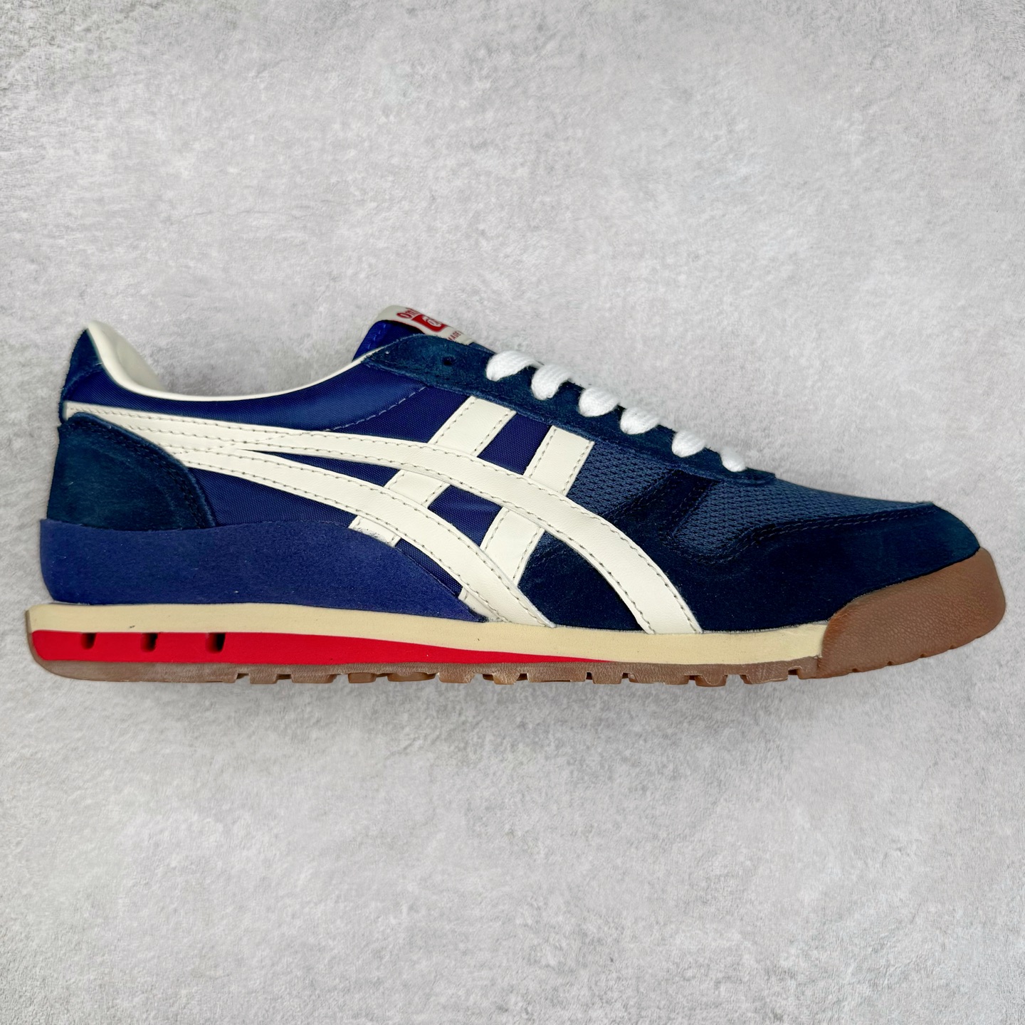 Asics Onitsuka Tiger Ultimate 81 EX 亚瑟士终极系列低帮复古风百搭皮革休闲运动慢跑鞋 采用软质荔枝纹牛培皮鞋面材质 配置OrthoLite鞋垫 轻质Eva缓震组合耐磨橡胶外底 Onitsuka Tiger 鬼塚虎 ULTIMATE 81EX 1183B510 中性款运动鞋 鞋跟底部的缓震孔设计以及TPU后跟保护片强化稳定性 造就合乎新时代高性能运动鞋标准的现代鞋款 牛皮革鞋面 FLYTEFOAM Propel中底增强缓震性与回弹性 鞋跟处采用fuzeGEL缓震胶科技 强化缓震 OrthoLite鞋垫 进一步强化缓震Gel-Kayano超轻量专业运动慢跑鞋 货号：1183B510-103 尺码：36-45-选品中心