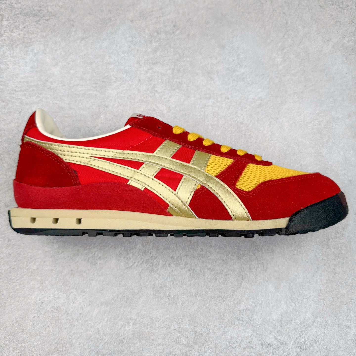 Asics Onitsuka Tiger Ultimate 81 EX 亚瑟士终极系列低帮复古风百搭皮革休闲运动慢跑鞋 采用软质荔枝纹牛培皮鞋面材质 配置OrthoLite鞋垫 轻质Eva缓震组合耐磨橡胶外底 Onitsuka Tiger 鬼塚虎 ULTIMATE 81EX 1183B510 中性款运动鞋 鞋跟底部的缓震孔设计以及TPU后跟保护片强化稳定性 造就合乎新时代高性能运动鞋标准的现代鞋款 牛皮革鞋面 FLYTEFOAM Propel中底增强缓震性与回弹性 鞋跟处采用fuzeGEL缓震胶科技 强化缓震 OrthoLite鞋垫 进一步强化缓震Gel-Kayano超轻量专业运动慢跑鞋 货号：1183B510-103 尺码：36-45-选品中心
