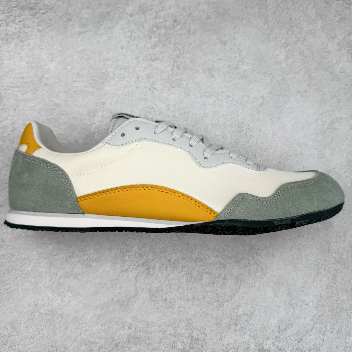 Onitsuka 鬼冢虎 Serrano系列 潮流舒适轻便生活休闲鞋 上架实拍鞋面采用翻毛皮和牛津布面设计制作，透气性好，包裹感很强。鞋底采用防滑耐磨橡胶大底，脚感轻便舒适。鞋掌做了加宽处理，穿着更加舒适。尺码：36 37 37.5 38 39 39.5 40 40.5 41.5 42 42.5 43.5 44 45-选品中心