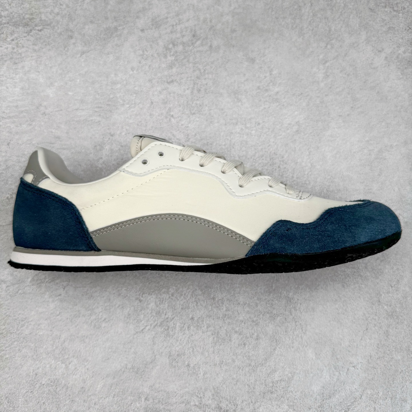 Onitsuka 鬼冢虎 Serrano系列 潮流舒适轻便生活休闲鞋 上架实拍鞋面采用翻毛皮和牛津布面设计制作,透气性好,包裹感很强。鞋底采用防滑耐磨橡胶大底,脚感轻便舒适。鞋掌做了加宽处理,穿着更加舒适。尺码:36 37 37.5 38 39 39.5 40 40.5 41.5 42 42.5 43.5 44 45-选品中心