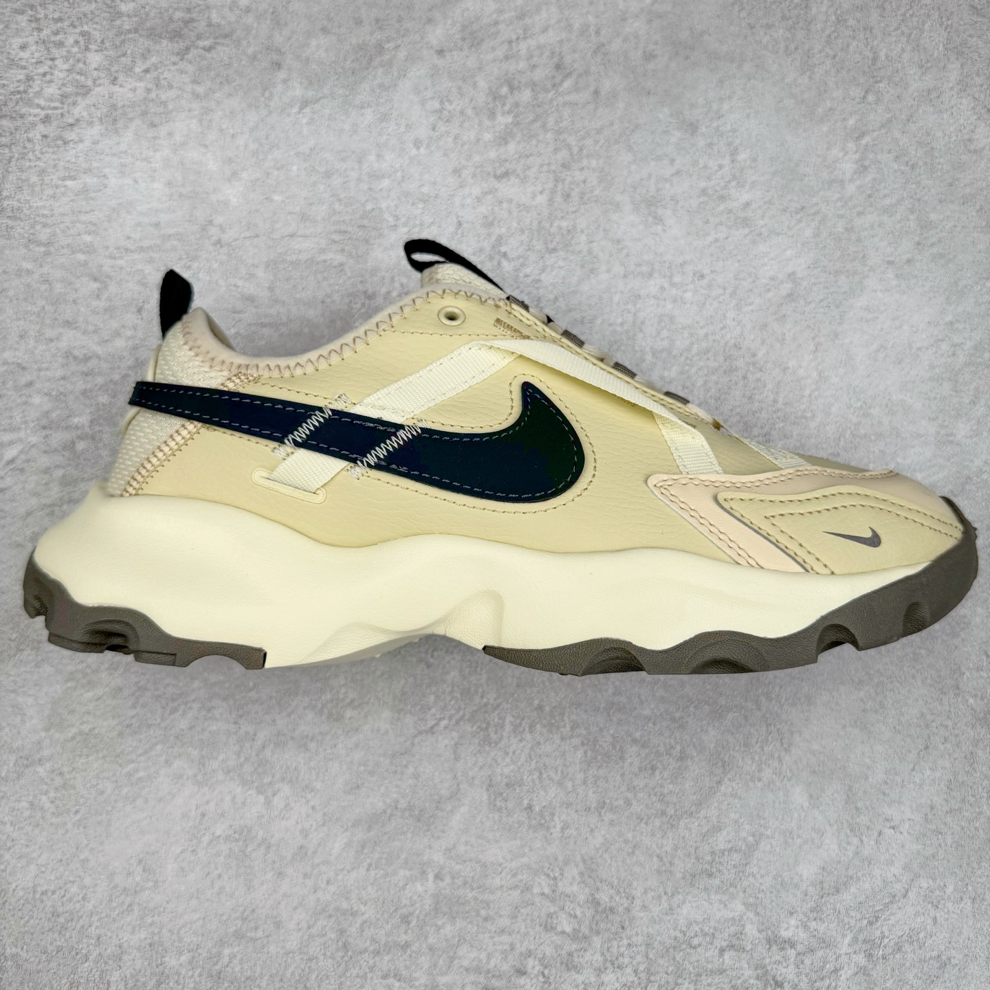 NK TC 7900 Lx 人气单品复古老爹鞋 DD9682-200 织带与对勾交错穿插 以及它的走线和收口 看起来都非常的有设计感 很高级（对勾是有反光效果的）鞋底用了厚实的泡绵不仅可以缓震 更提升了穿着的舒适感 最主要的是泡绵会使鞋子变得很轻 所以这双鞋上脚也是又舒服又轻便 走路逛街都不会觉得很累 脚感底部泡棉搭配了橡胶 所以它的耐穿性和抓地性也非常得好 鞋跟大概有三四公分的厚度 所以这双鞋具有一定的增高和拉长小腿的效果 尺码：35.5 36 36.5 37.5 38 38.5 39 40 40.5 41 42 42.5 43 44 44.5 45-选品中心