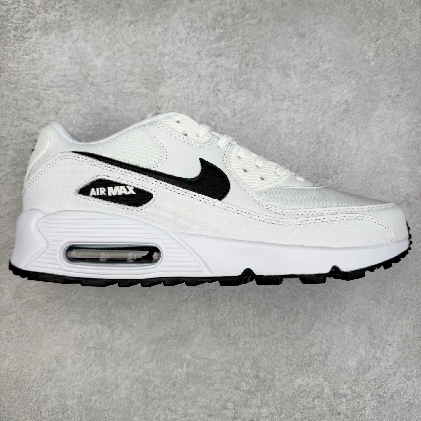 ＃MX版 NK Air MAX 90 气垫复古减震跑步鞋 325213-131 经典重温 独家陆续补货 外单专供大厂出品 品质稳定 一百余色 终端操作 Air Max 90于1990年推出 来自Air Max系列 在Air Max 1的基础上改进而得 增加了气垫面积 外型上也更为流线 最特別的就是加入了菱纹塑胶嵌板 为Air Max 90增添了许多潮流气息 皮革鞋面 造就出色耐穿性和支撑力 Max Air缓震配置搭配泡棉中底 令Air Max 90轻盈而舒适 华夫格橡胶外底 铸就Air Max 90非凡的抓地力 而Air Max 90不仅是一双跑鞋 它成功跨越了时间的演进 成为了球鞋文化与潮流圈中最熟为人知的鞋款之一 尺码：36 36.5 37.5 38 38.5 39 40 40.5 41 42 42.5 43 44 44.5 45-选品中心