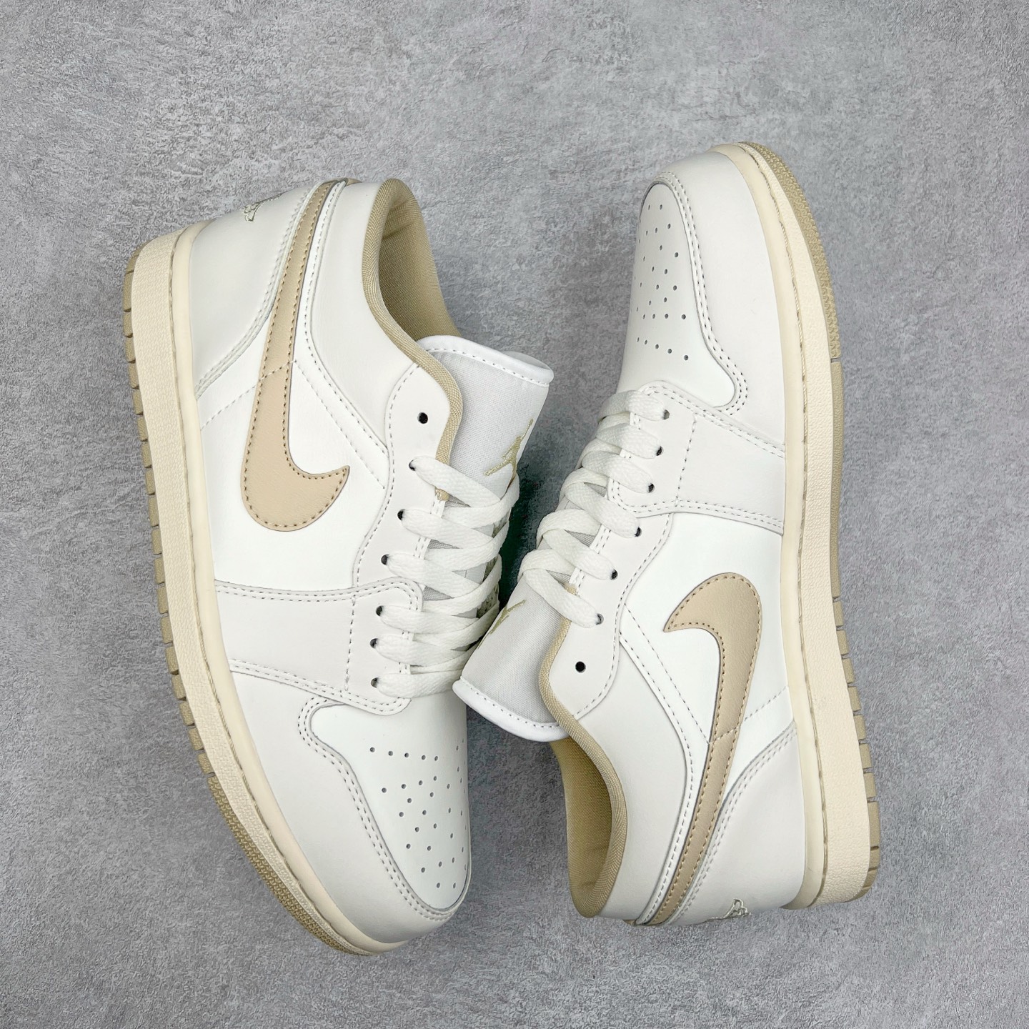 图片[3]-＃K版 Air Jordan AJ1 Low 低帮 白米色 DC0774-112 全新流水线出品 DT版本唯一平替选择 市场第二梯队最强版 全部原鞋开发 原楦原纸板开发 全鞋电脑针车 原厂内置全掌气垫 原盒内在原标 唯一Zp原版鞋带绑法 免检产品 全新2022版型 全头层皮料 完美零毛边处理 原厂配置全掌气垫 价格定位良心 几十个配色陆续出货 实拍调校N版已经零色差零失真 百分百还原实物色彩所见即所得 不存在货不对板色差等低级问题 选购参考实物拍摄 不混卖不参货 只用心做好货严格选品 承诺混一赔十 尺码：36 36.5 37.5 38 38.5 39 40 40.5 41 42 42.5 43 44 44.5 45-选品中心