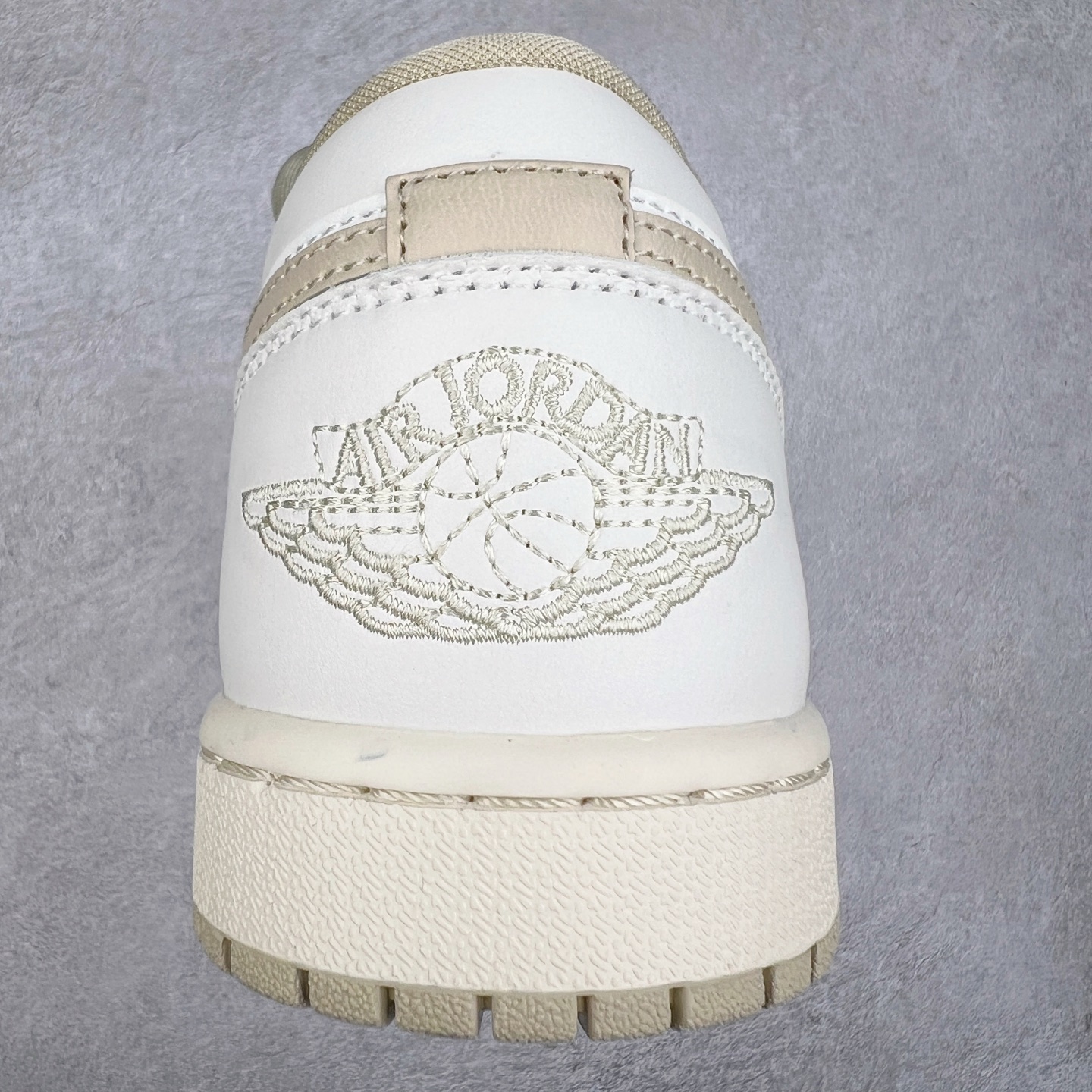 图片[8]-＃K版 Air Jordan AJ1 Low 低帮 白米色 DC0774-112 全新流水线出品 DT版本唯一平替选择 市场第二梯队最强版 全部原鞋开发 原楦原纸板开发 全鞋电脑针车 原厂内置全掌气垫 原盒内在原标 唯一Zp原版鞋带绑法 免检产品 全新2022版型 全头层皮料 完美零毛边处理 原厂配置全掌气垫 价格定位良心 几十个配色陆续出货 实拍调校N版已经零色差零失真 百分百还原实物色彩所见即所得 不存在货不对板色差等低级问题 选购参考实物拍摄 不混卖不参货 只用心做好货严格选品 承诺混一赔十 尺码：36 36.5 37.5 38 38.5 39 40 40.5 41 42 42.5 43 44 44.5 45-选品中心