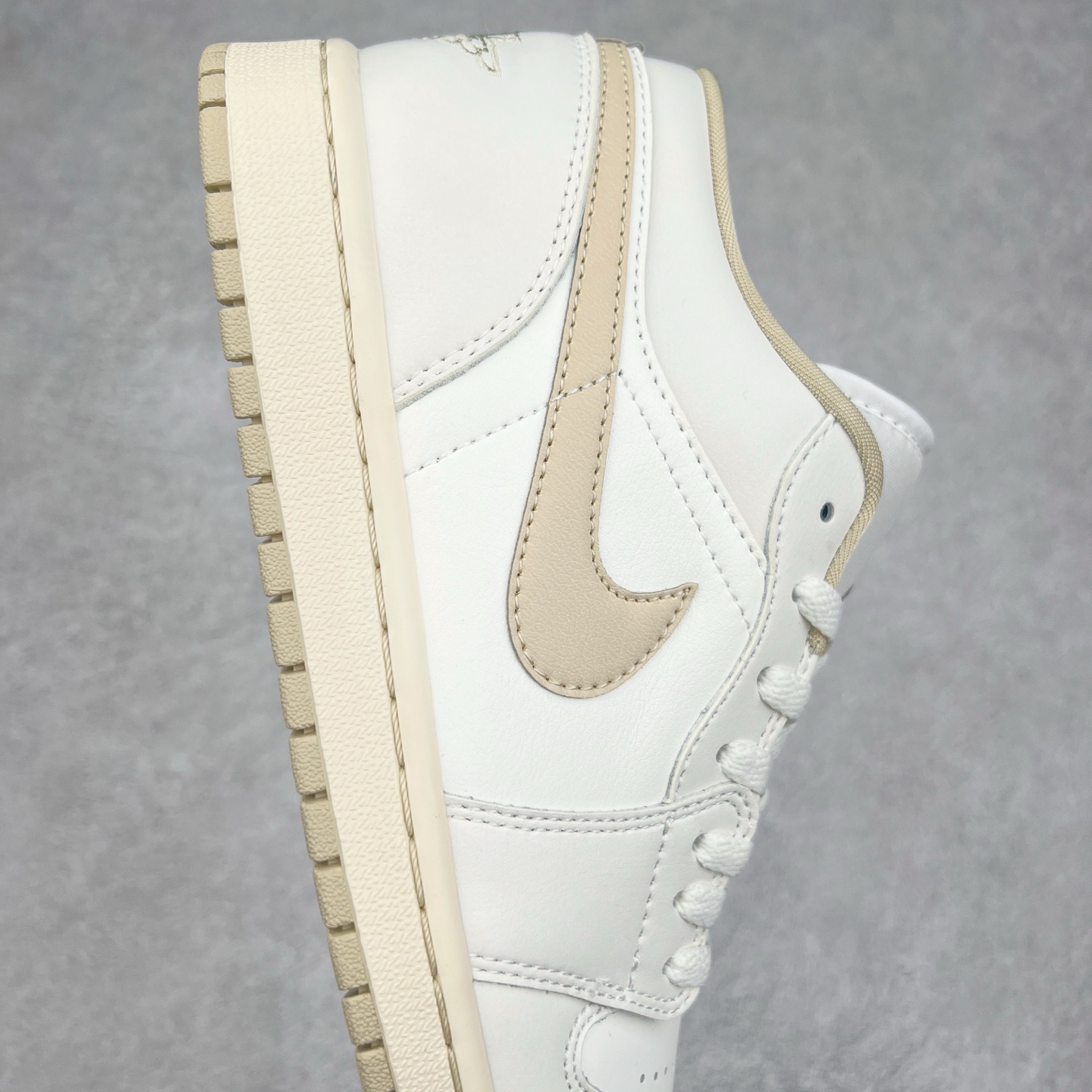 图片[6]-＃K版 Air Jordan AJ1 Low 低帮 白米色 DC0774-112 全新流水线出品 DT版本唯一平替选择 市场第二梯队最强版 全部原鞋开发 原楦原纸板开发 全鞋电脑针车 原厂内置全掌气垫 原盒内在原标 唯一Zp原版鞋带绑法 免检产品 全新2022版型 全头层皮料 完美零毛边处理 原厂配置全掌气垫 价格定位良心 几十个配色陆续出货 实拍调校N版已经零色差零失真 百分百还原实物色彩所见即所得 不存在货不对板色差等低级问题 选购参考实物拍摄 不混卖不参货 只用心做好货严格选品 承诺混一赔十 尺码：36 36.5 37.5 38 38.5 39 40 40.5 41 42 42.5 43 44 44.5 45-选品中心