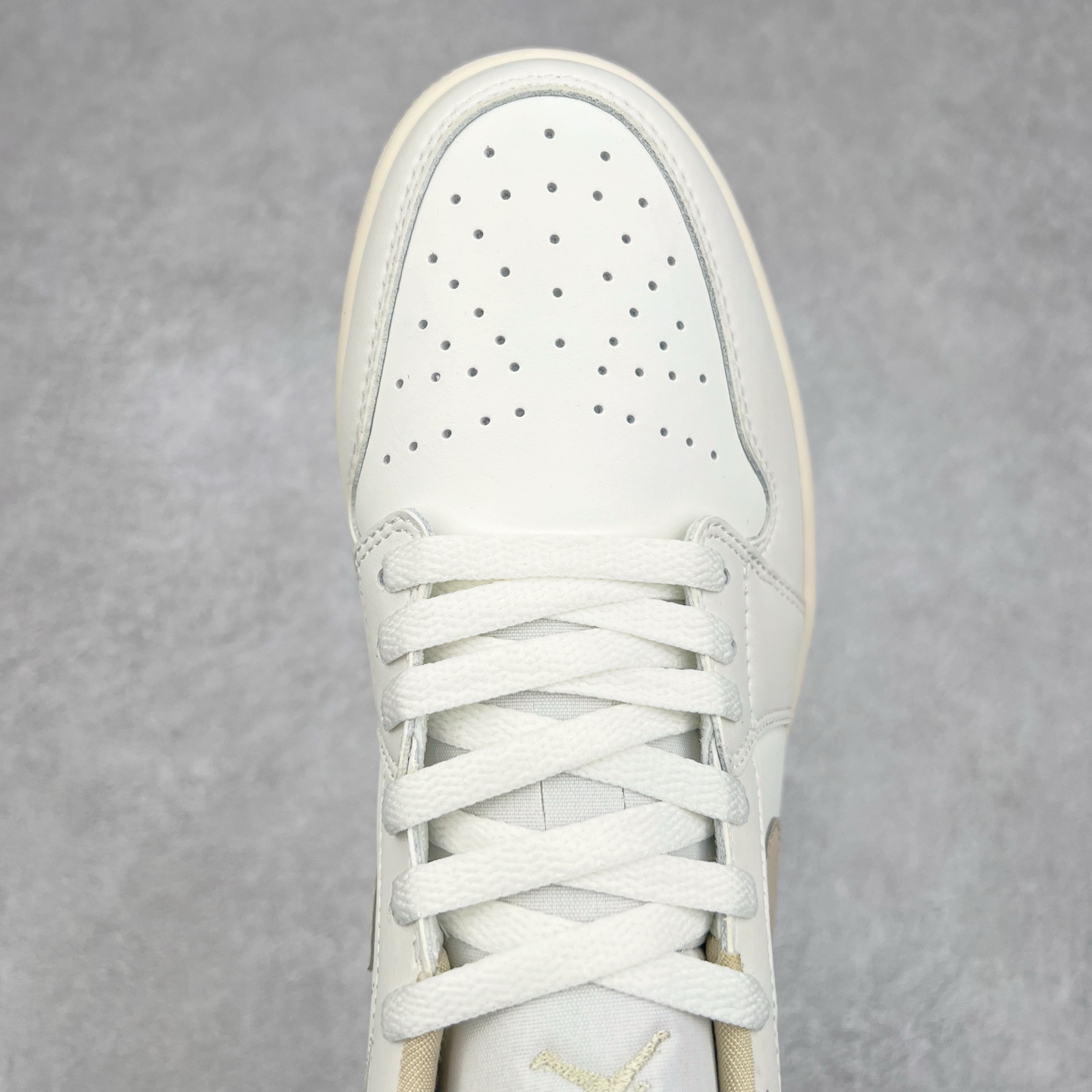 图片[4]-＃K版 Air Jordan AJ1 Low 低帮 白米色 DC0774-112 全新流水线出品 DT版本唯一平替选择 市场第二梯队最强版 全部原鞋开发 原楦原纸板开发 全鞋电脑针车 原厂内置全掌气垫 原盒内在原标 唯一Zp原版鞋带绑法 免检产品 全新2022版型 全头层皮料 完美零毛边处理 原厂配置全掌气垫 价格定位良心 几十个配色陆续出货 实拍调校N版已经零色差零失真 百分百还原实物色彩所见即所得 不存在货不对板色差等低级问题 选购参考实物拍摄 不混卖不参货 只用心做好货严格选品 承诺混一赔十 尺码：36 36.5 37.5 38 38.5 39 40 40.5 41 42 42.5 43 44 44.5 45-选品中心