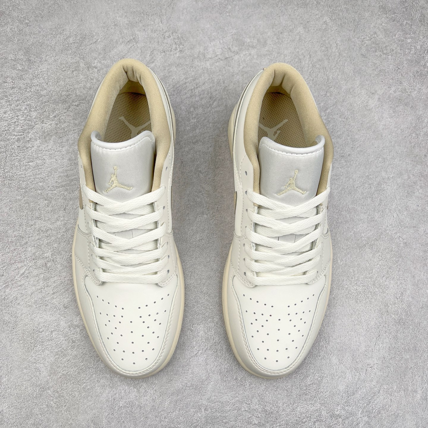 图片[2]-＃K版 Air Jordan AJ1 Low 低帮 白米色 DC0774-112 全新流水线出品 DT版本唯一平替选择 市场第二梯队最强版 全部原鞋开发 原楦原纸板开发 全鞋电脑针车 原厂内置全掌气垫 原盒内在原标 唯一Zp原版鞋带绑法 免检产品 全新2022版型 全头层皮料 完美零毛边处理 原厂配置全掌气垫 价格定位良心 几十个配色陆续出货 实拍调校N版已经零色差零失真 百分百还原实物色彩所见即所得 不存在货不对板色差等低级问题 选购参考实物拍摄 不混卖不参货 只用心做好货严格选品 承诺混一赔十 尺码：36 36.5 37.5 38 38.5 39 40 40.5 41 42 42.5 43 44 44.5 45-选品中心