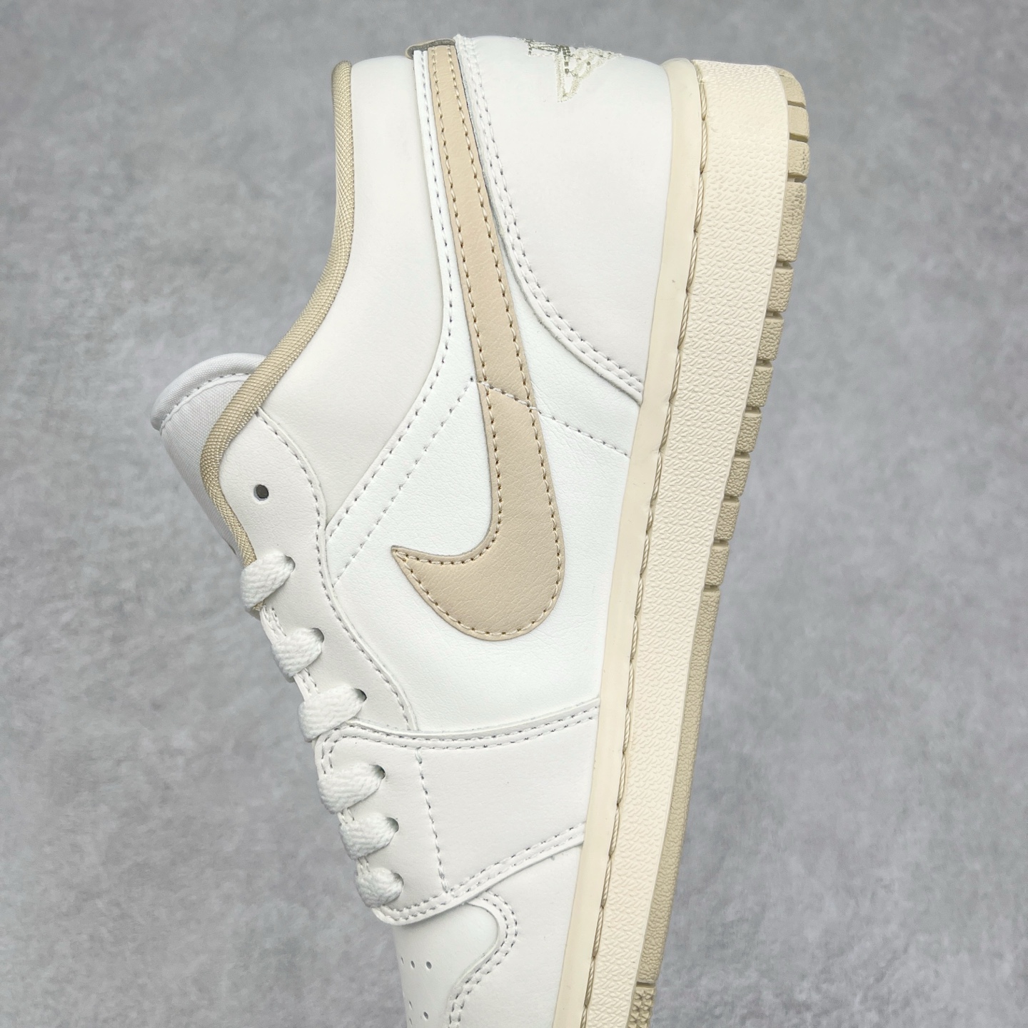 图片[7]-＃K版 Air Jordan AJ1 Low 低帮 白米色 DC0774-112 全新流水线出品 DT版本唯一平替选择 市场第二梯队最强版 全部原鞋开发 原楦原纸板开发 全鞋电脑针车 原厂内置全掌气垫 原盒内在原标 唯一Zp原版鞋带绑法 免检产品 全新2022版型 全头层皮料 完美零毛边处理 原厂配置全掌气垫 价格定位良心 几十个配色陆续出货 实拍调校N版已经零色差零失真 百分百还原实物色彩所见即所得 不存在货不对板色差等低级问题 选购参考实物拍摄 不混卖不参货 只用心做好货严格选品 承诺混一赔十 尺码：36 36.5 37.5 38 38.5 39 40 40.5 41 42 42.5 43 44 44.5 45-选品中心