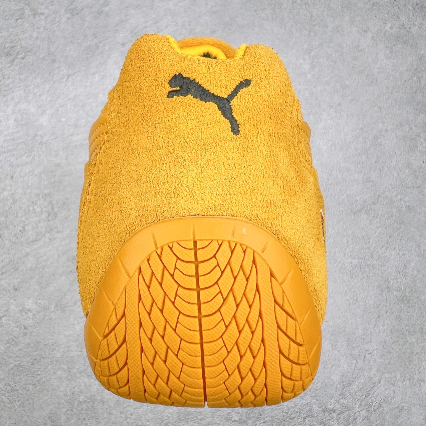 图片[8]-＃TG特价福利 PUMA Speedca OG 彪马极速赛车系列低帮德训风拼接复古百搭休闲运动赛车鞋 鞋款从80、90年代赛车手所穿的防火赛车鞋为原型，鞋身线条模仿了赛车的流线廓形，体现了空气动力学原理的结构。简约流畅的外观，恰好又和贯穿其中的Formstrip Logo融合恰到好处，视觉上细节丰富且协调。本次Speedcat OG鞋款归来，最大看点自然式保留了窄版鞋型以及薄底构造。这两年各品牌鞋底越做越厚，Speedcat反其道而行之，上脚几乎无鞋底的效果带来耳目一新的视觉体验。鞋面依旧是以质感细腻的麂皮材质打造，并且大面积近乎全包裹的使用，复古味道也愈发浓烈。配色上更是将最原始的黑色和红色带回，向F1赛车队的标志性队服致敬。相信让各位一眼种草的更多是出挑的大红色，上脚即可瞬间点亮整体造型，在以球鞋为核心的OOTD中脱颖而出。而另一款黑色则是低调的万金油，彰显新潮个性的同时又不喧宾夺主，也是热爱简约系穿搭朋友的首选。 尺码：35.5 36 37 37.5 38 38.5 39 40 40.5 41 42 42.5 43 44 44.5 45-选品中心