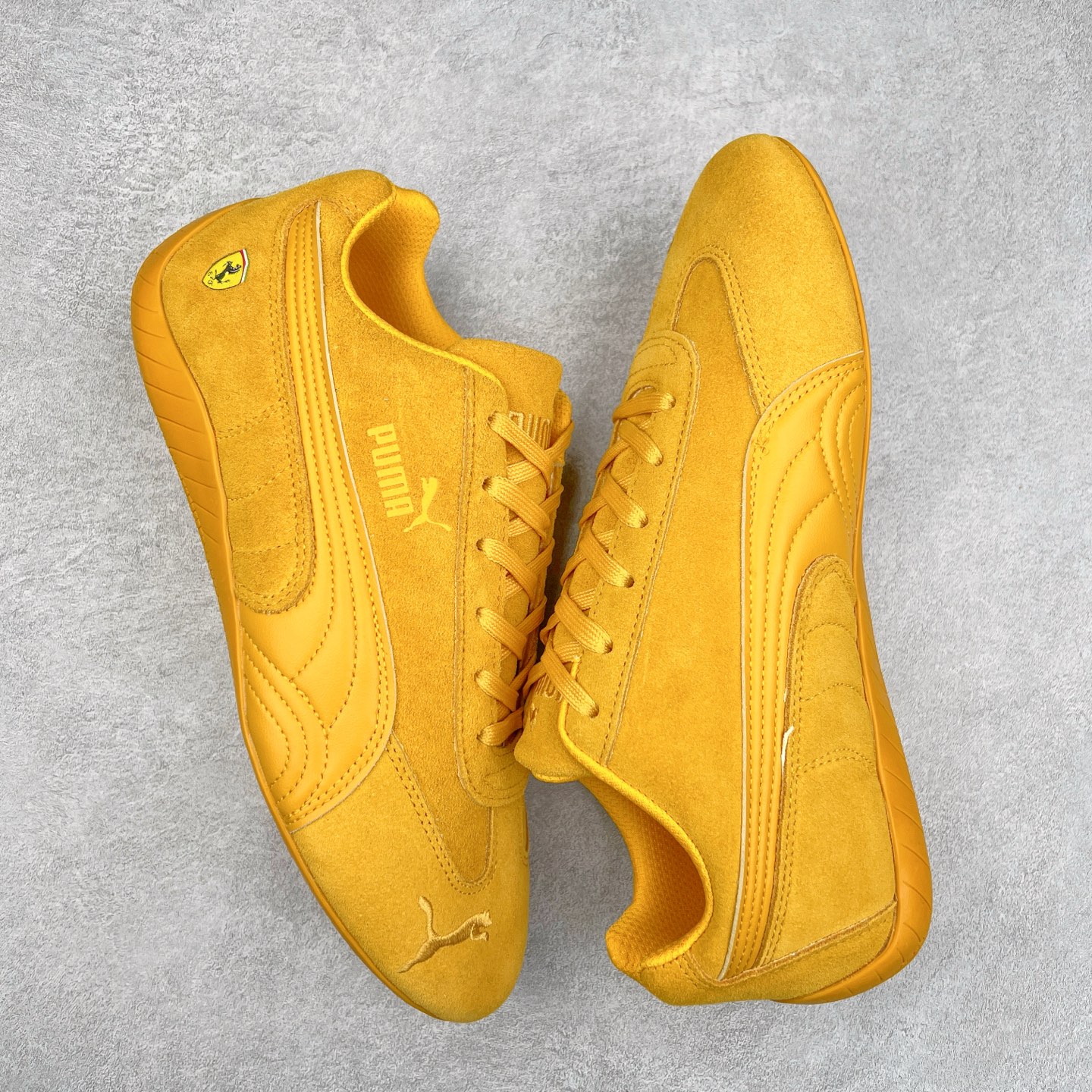 图片[3]-＃TG特价福利 PUMA Speedca OG 彪马极速赛车系列低帮德训风拼接复古百搭休闲运动赛车鞋 鞋款从80、90年代赛车手所穿的防火赛车鞋为原型，鞋身线条模仿了赛车的流线廓形，体现了空气动力学原理的结构。简约流畅的外观，恰好又和贯穿其中的Formstrip Logo融合恰到好处，视觉上细节丰富且协调。本次Speedcat OG鞋款归来，最大看点自然式保留了窄版鞋型以及薄底构造。这两年各品牌鞋底越做越厚，Speedcat反其道而行之，上脚几乎无鞋底的效果带来耳目一新的视觉体验。鞋面依旧是以质感细腻的麂皮材质打造，并且大面积近乎全包裹的使用，复古味道也愈发浓烈。配色上更是将最原始的黑色和红色带回，向F1赛车队的标志性队服致敬。相信让各位一眼种草的更多是出挑的大红色，上脚即可瞬间点亮整体造型，在以球鞋为核心的OOTD中脱颖而出。而另一款黑色则是低调的万金油，彰显新潮个性的同时又不喧宾夺主，也是热爱简约系穿搭朋友的首选。 尺码：35.5 36 37 37.5 38 38.5 39 40 40.5 41 42 42.5 43 44 44.5 45-选品中心