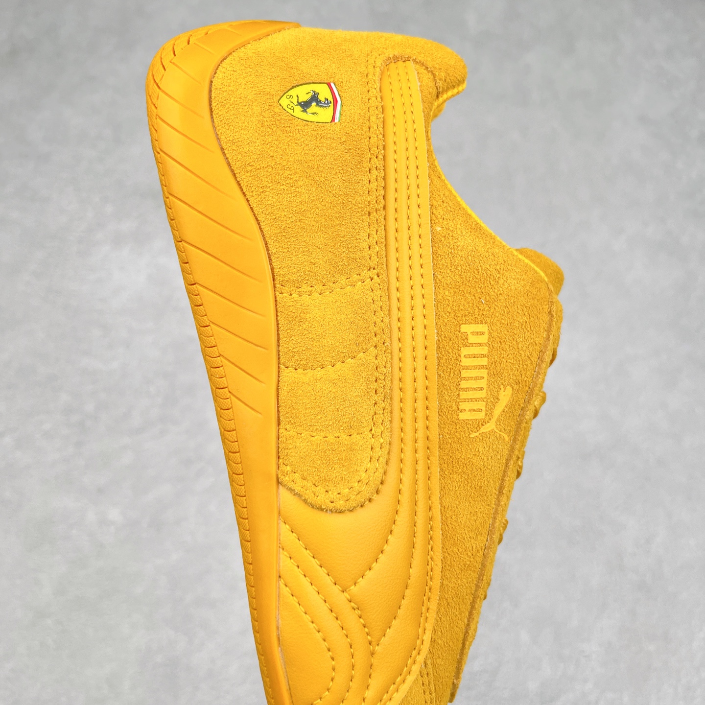 图片[6]-＃TG特价福利 PUMA Speedca OG 彪马极速赛车系列低帮德训风拼接复古百搭休闲运动赛车鞋 鞋款从80、90年代赛车手所穿的防火赛车鞋为原型，鞋身线条模仿了赛车的流线廓形，体现了空气动力学原理的结构。简约流畅的外观，恰好又和贯穿其中的Formstrip Logo融合恰到好处，视觉上细节丰富且协调。本次Speedcat OG鞋款归来，最大看点自然式保留了窄版鞋型以及薄底构造。这两年各品牌鞋底越做越厚，Speedcat反其道而行之，上脚几乎无鞋底的效果带来耳目一新的视觉体验。鞋面依旧是以质感细腻的麂皮材质打造，并且大面积近乎全包裹的使用，复古味道也愈发浓烈。配色上更是将最原始的黑色和红色带回，向F1赛车队的标志性队服致敬。相信让各位一眼种草的更多是出挑的大红色，上脚即可瞬间点亮整体造型，在以球鞋为核心的OOTD中脱颖而出。而另一款黑色则是低调的万金油，彰显新潮个性的同时又不喧宾夺主，也是热爱简约系穿搭朋友的首选。 尺码：35.5 36 37 37.5 38 38.5 39 40 40.5 41 42 42.5 43 44 44.5 45-选品中心