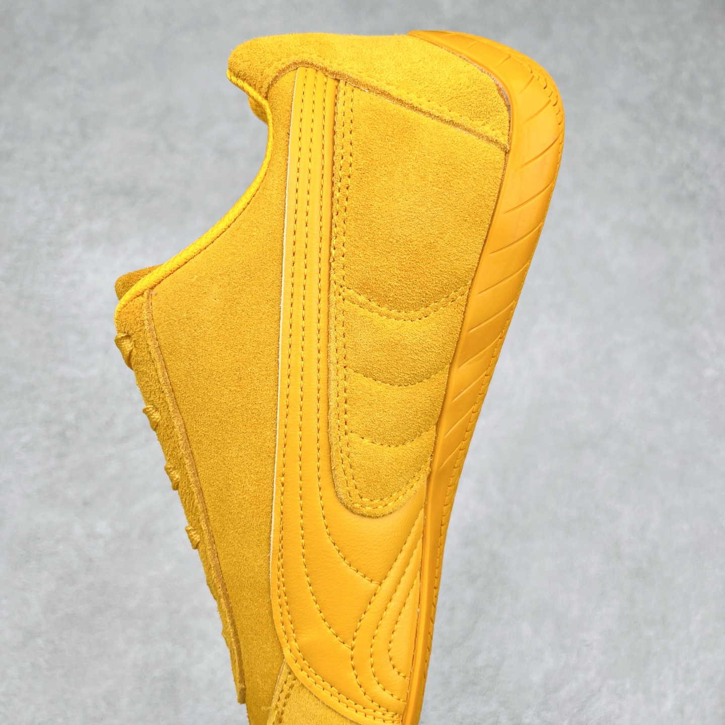 图片[7]-＃TG特价福利 PUMA Speedca OG 彪马极速赛车系列低帮德训风拼接复古百搭休闲运动赛车鞋 鞋款从80、90年代赛车手所穿的防火赛车鞋为原型，鞋身线条模仿了赛车的流线廓形，体现了空气动力学原理的结构。简约流畅的外观，恰好又和贯穿其中的Formstrip Logo融合恰到好处，视觉上细节丰富且协调。本次Speedcat OG鞋款归来，最大看点自然式保留了窄版鞋型以及薄底构造。这两年各品牌鞋底越做越厚，Speedcat反其道而行之，上脚几乎无鞋底的效果带来耳目一新的视觉体验。鞋面依旧是以质感细腻的麂皮材质打造，并且大面积近乎全包裹的使用，复古味道也愈发浓烈。配色上更是将最原始的黑色和红色带回，向F1赛车队的标志性队服致敬。相信让各位一眼种草的更多是出挑的大红色，上脚即可瞬间点亮整体造型，在以球鞋为核心的OOTD中脱颖而出。而另一款黑色则是低调的万金油，彰显新潮个性的同时又不喧宾夺主，也是热爱简约系穿搭朋友的首选。 尺码：35.5 36 37 37.5 38 38.5 39 40 40.5 41 42 42.5 43 44 44.5 45-选品中心