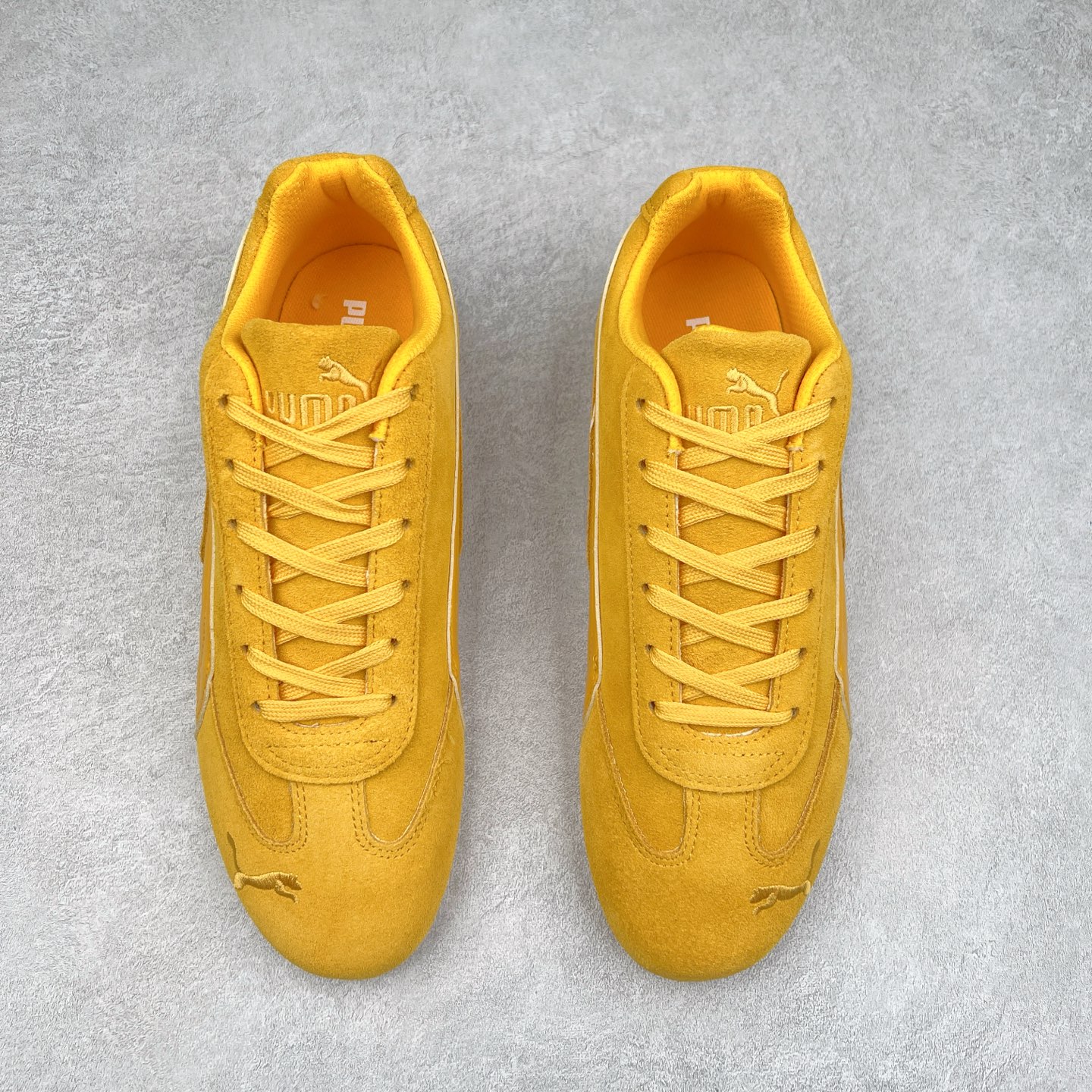 图片[2]-＃TG特价福利 PUMA Speedca OG 彪马极速赛车系列低帮德训风拼接复古百搭休闲运动赛车鞋 鞋款从80、90年代赛车手所穿的防火赛车鞋为原型，鞋身线条模仿了赛车的流线廓形，体现了空气动力学原理的结构。简约流畅的外观，恰好又和贯穿其中的Formstrip Logo融合恰到好处，视觉上细节丰富且协调。本次Speedcat OG鞋款归来，最大看点自然式保留了窄版鞋型以及薄底构造。这两年各品牌鞋底越做越厚，Speedcat反其道而行之，上脚几乎无鞋底的效果带来耳目一新的视觉体验。鞋面依旧是以质感细腻的麂皮材质打造，并且大面积近乎全包裹的使用，复古味道也愈发浓烈。配色上更是将最原始的黑色和红色带回，向F1赛车队的标志性队服致敬。相信让各位一眼种草的更多是出挑的大红色，上脚即可瞬间点亮整体造型，在以球鞋为核心的OOTD中脱颖而出。而另一款黑色则是低调的万金油，彰显新潮个性的同时又不喧宾夺主，也是热爱简约系穿搭朋友的首选。 尺码：35.5 36 37 37.5 38 38.5 39 40 40.5 41 42 42.5 43 44 44.5 45-选品中心