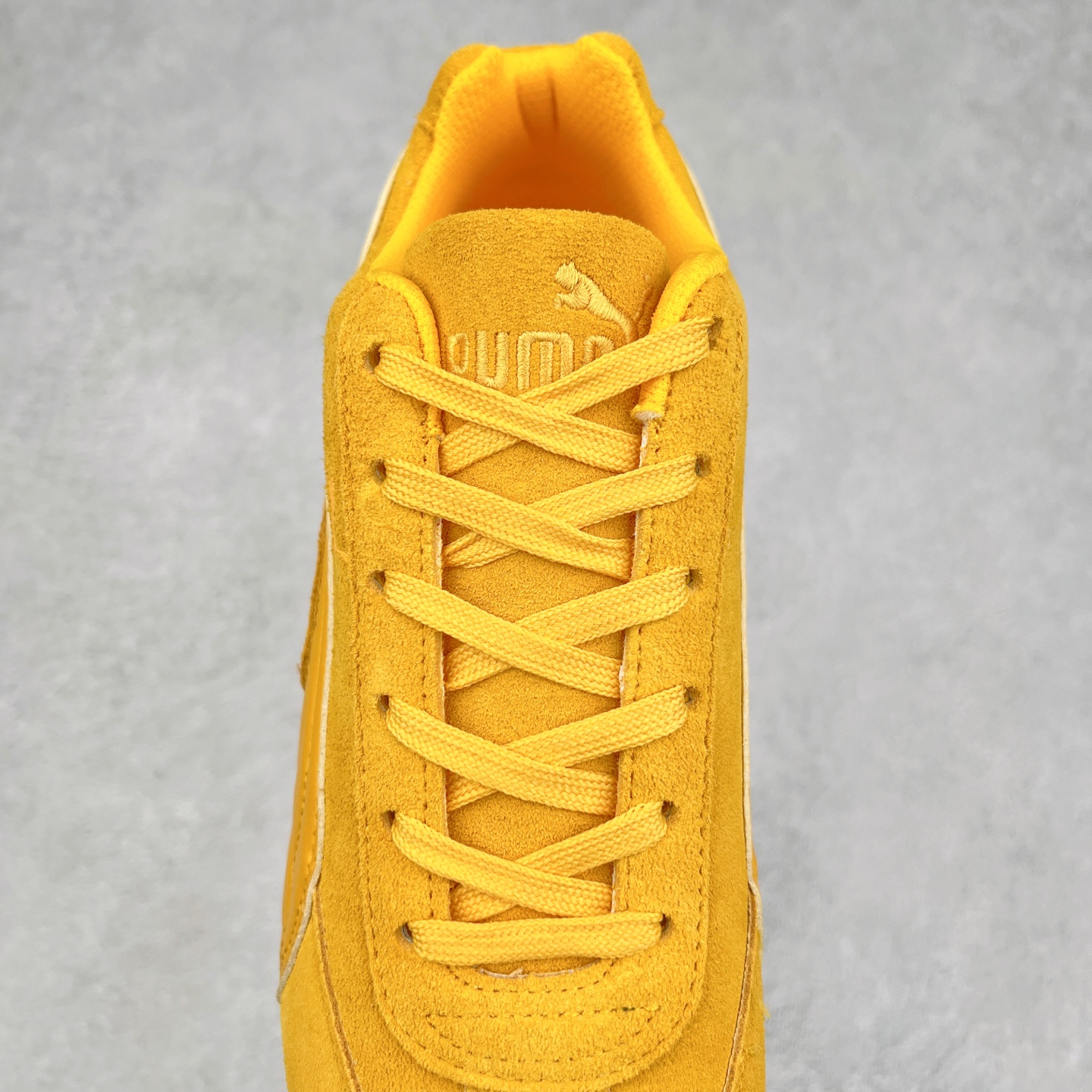 图片[5]-＃TG特价福利 PUMA Speedca OG 彪马极速赛车系列低帮德训风拼接复古百搭休闲运动赛车鞋 鞋款从80、90年代赛车手所穿的防火赛车鞋为原型，鞋身线条模仿了赛车的流线廓形，体现了空气动力学原理的结构。简约流畅的外观，恰好又和贯穿其中的Formstrip Logo融合恰到好处，视觉上细节丰富且协调。本次Speedcat OG鞋款归来，最大看点自然式保留了窄版鞋型以及薄底构造。这两年各品牌鞋底越做越厚，Speedcat反其道而行之，上脚几乎无鞋底的效果带来耳目一新的视觉体验。鞋面依旧是以质感细腻的麂皮材质打造，并且大面积近乎全包裹的使用，复古味道也愈发浓烈。配色上更是将最原始的黑色和红色带回，向F1赛车队的标志性队服致敬。相信让各位一眼种草的更多是出挑的大红色，上脚即可瞬间点亮整体造型，在以球鞋为核心的OOTD中脱颖而出。而另一款黑色则是低调的万金油，彰显新潮个性的同时又不喧宾夺主，也是热爱简约系穿搭朋友的首选。 尺码：35.5 36 37 37.5 38 38.5 39 40 40.5 41 42 42.5 43 44 44.5 45-选品中心