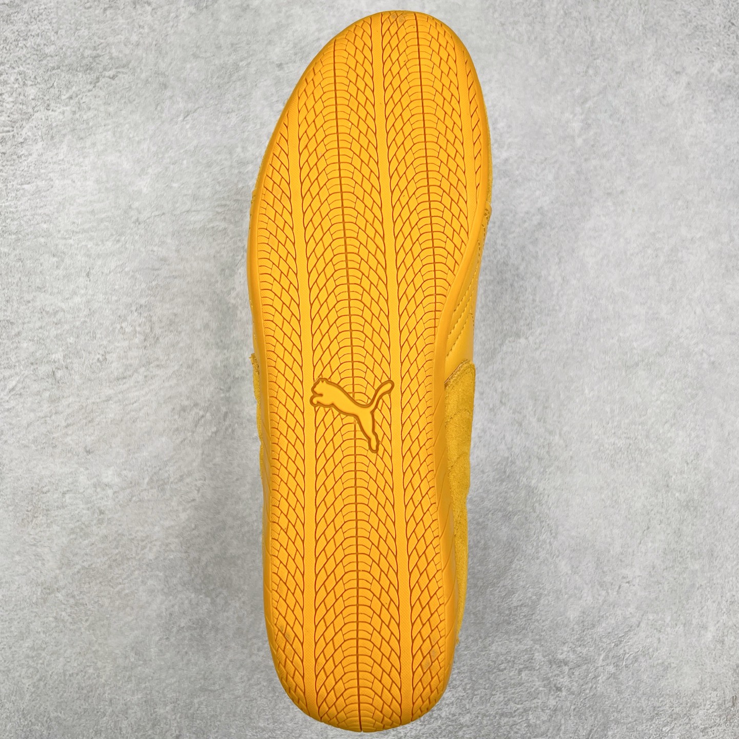 图片[9]-＃TG特价福利 PUMA Speedca OG 彪马极速赛车系列低帮德训风拼接复古百搭休闲运动赛车鞋 鞋款从80、90年代赛车手所穿的防火赛车鞋为原型，鞋身线条模仿了赛车的流线廓形，体现了空气动力学原理的结构。简约流畅的外观，恰好又和贯穿其中的Formstrip Logo融合恰到好处，视觉上细节丰富且协调。本次Speedcat OG鞋款归来，最大看点自然式保留了窄版鞋型以及薄底构造。这两年各品牌鞋底越做越厚，Speedcat反其道而行之，上脚几乎无鞋底的效果带来耳目一新的视觉体验。鞋面依旧是以质感细腻的麂皮材质打造，并且大面积近乎全包裹的使用，复古味道也愈发浓烈。配色上更是将最原始的黑色和红色带回，向F1赛车队的标志性队服致敬。相信让各位一眼种草的更多是出挑的大红色，上脚即可瞬间点亮整体造型，在以球鞋为核心的OOTD中脱颖而出。而另一款黑色则是低调的万金油，彰显新潮个性的同时又不喧宾夺主，也是热爱简约系穿搭朋友的首选。 尺码：35.5 36 37 37.5 38 38.5 39 40 40.5 41 42 42.5 43 44 44.5 45-选品中心