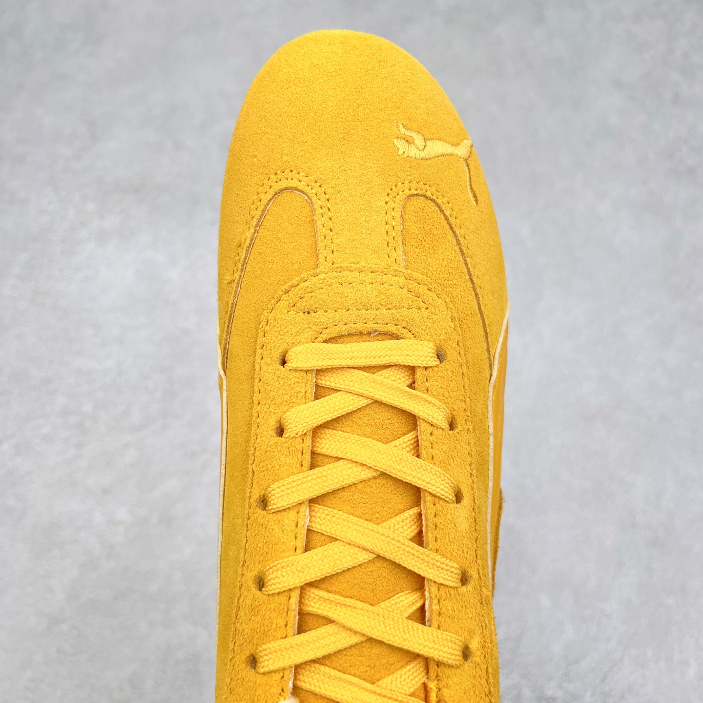 图片[4]-＃TG特价福利 PUMA Speedca OG 彪马极速赛车系列低帮德训风拼接复古百搭休闲运动赛车鞋 鞋款从80、90年代赛车手所穿的防火赛车鞋为原型，鞋身线条模仿了赛车的流线廓形，体现了空气动力学原理的结构。简约流畅的外观，恰好又和贯穿其中的Formstrip Logo融合恰到好处，视觉上细节丰富且协调。本次Speedcat OG鞋款归来，最大看点自然式保留了窄版鞋型以及薄底构造。这两年各品牌鞋底越做越厚，Speedcat反其道而行之，上脚几乎无鞋底的效果带来耳目一新的视觉体验。鞋面依旧是以质感细腻的麂皮材质打造，并且大面积近乎全包裹的使用，复古味道也愈发浓烈。配色上更是将最原始的黑色和红色带回，向F1赛车队的标志性队服致敬。相信让各位一眼种草的更多是出挑的大红色，上脚即可瞬间点亮整体造型，在以球鞋为核心的OOTD中脱颖而出。而另一款黑色则是低调的万金油，彰显新潮个性的同时又不喧宾夺主，也是热爱简约系穿搭朋友的首选。 尺码：35.5 36 37 37.5 38 38.5 39 40 40.5 41 42 42.5 43 44 44.5 45-选品中心