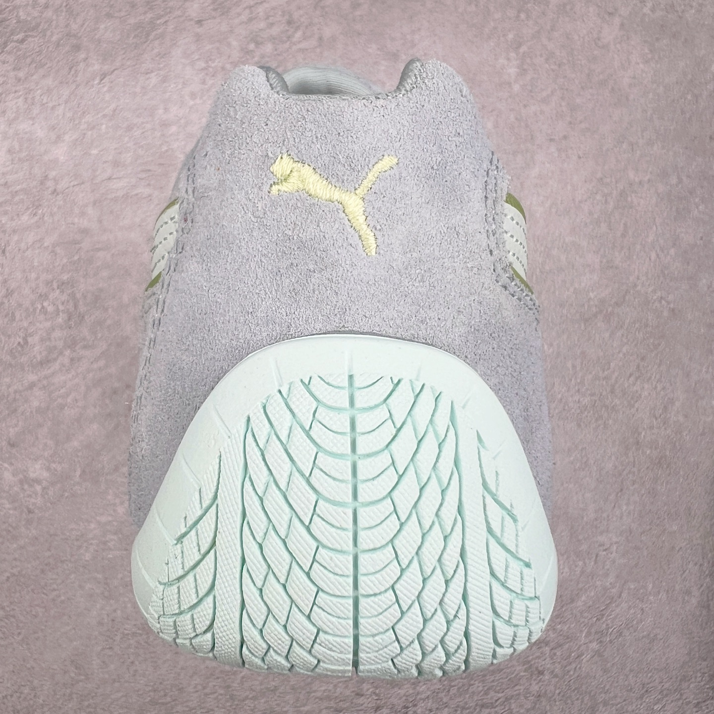 图片[8]-＃TG特价福利 PUMA Speedca OG 彪马极速赛车系列低帮德训风拼接复古百搭休闲运动赛车鞋 鞋款从80、90年代赛车手所穿的防火赛车鞋为原型，鞋身线条模仿了赛车的流线廓形，体现了空气动力学原理的结构。简约流畅的外观，恰好又和贯穿其中的Formstrip Logo融合恰到好处，视觉上细节丰富且协调。本次Speedcat OG鞋款归来，最大看点自然式保留了窄版鞋型以及薄底构造。这两年各品牌鞋底越做越厚，Speedcat反其道而行之，上脚几乎无鞋底的效果带来耳目一新的视觉体验。鞋面依旧是以质感细腻的麂皮材质打造，并且大面积近乎全包裹的使用，复古味道也愈发浓烈。配色上更是将最原始的黑色和红色带回，向F1赛车队的标志性队服致敬。相信让各位一眼种草的更多是出挑的大红色，上脚即可瞬间点亮整体造型，在以球鞋为核心的OOTD中脱颖而出。而另一款黑色则是低调的万金油，彰显新潮个性的同时又不喧宾夺主，也是热爱简约系穿搭朋友的首选。 尺码：35.5 36 37 37.5 38 38.5 39 40 40.5 41 42 42.5 43 44 44.5 45-选品中心