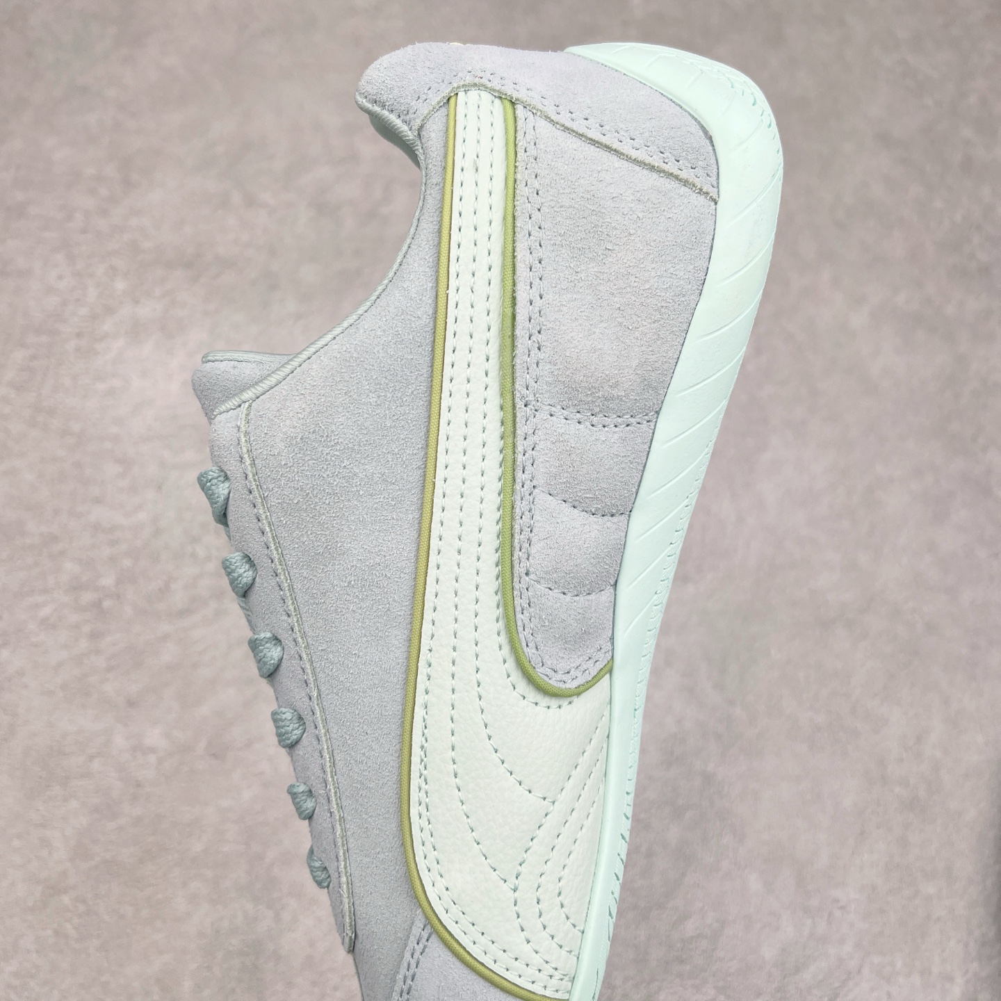 图片[7]-＃TG特价福利 PUMA Speedca OG 彪马极速赛车系列低帮德训风拼接复古百搭休闲运动赛车鞋 鞋款从80、90年代赛车手所穿的防火赛车鞋为原型，鞋身线条模仿了赛车的流线廓形，体现了空气动力学原理的结构。简约流畅的外观，恰好又和贯穿其中的Formstrip Logo融合恰到好处，视觉上细节丰富且协调。本次Speedcat OG鞋款归来，最大看点自然式保留了窄版鞋型以及薄底构造。这两年各品牌鞋底越做越厚，Speedcat反其道而行之，上脚几乎无鞋底的效果带来耳目一新的视觉体验。鞋面依旧是以质感细腻的麂皮材质打造，并且大面积近乎全包裹的使用，复古味道也愈发浓烈。配色上更是将最原始的黑色和红色带回，向F1赛车队的标志性队服致敬。相信让各位一眼种草的更多是出挑的大红色，上脚即可瞬间点亮整体造型，在以球鞋为核心的OOTD中脱颖而出。而另一款黑色则是低调的万金油，彰显新潮个性的同时又不喧宾夺主，也是热爱简约系穿搭朋友的首选。 尺码：35.5 36 37 37.5 38 38.5 39 40 40.5 41 42 42.5 43 44 44.5 45-选品中心