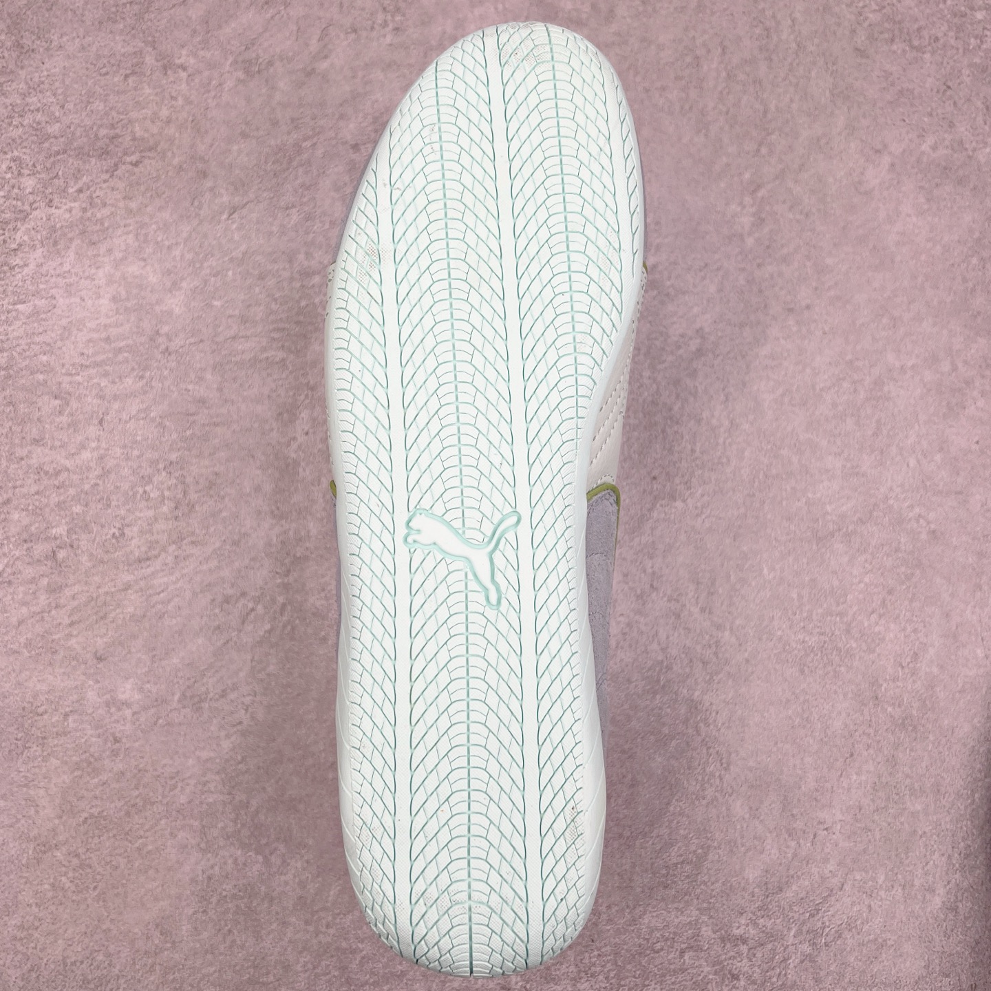 图片[9]-＃TG特价福利 PUMA Speedca OG 彪马极速赛车系列低帮德训风拼接复古百搭休闲运动赛车鞋 鞋款从80、90年代赛车手所穿的防火赛车鞋为原型，鞋身线条模仿了赛车的流线廓形，体现了空气动力学原理的结构。简约流畅的外观，恰好又和贯穿其中的Formstrip Logo融合恰到好处，视觉上细节丰富且协调。本次Speedcat OG鞋款归来，最大看点自然式保留了窄版鞋型以及薄底构造。这两年各品牌鞋底越做越厚，Speedcat反其道而行之，上脚几乎无鞋底的效果带来耳目一新的视觉体验。鞋面依旧是以质感细腻的麂皮材质打造，并且大面积近乎全包裹的使用，复古味道也愈发浓烈。配色上更是将最原始的黑色和红色带回，向F1赛车队的标志性队服致敬。相信让各位一眼种草的更多是出挑的大红色，上脚即可瞬间点亮整体造型，在以球鞋为核心的OOTD中脱颖而出。而另一款黑色则是低调的万金油，彰显新潮个性的同时又不喧宾夺主，也是热爱简约系穿搭朋友的首选。 尺码：35.5 36 37 37.5 38 38.5 39 40 40.5 41 42 42.5 43 44 44.5 45-选品中心