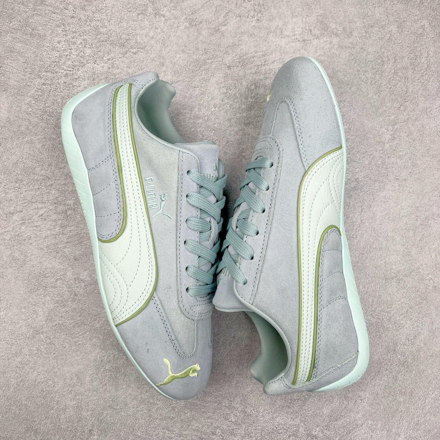 图片[3]-＃TG特价福利 PUMA Speedca OG 彪马极速赛车系列低帮德训风拼接复古百搭休闲运动赛车鞋 鞋款从80、90年代赛车手所穿的防火赛车鞋为原型，鞋身线条模仿了赛车的流线廓形，体现了空气动力学原理的结构。简约流畅的外观，恰好又和贯穿其中的Formstrip Logo融合恰到好处，视觉上细节丰富且协调。本次Speedcat OG鞋款归来，最大看点自然式保留了窄版鞋型以及薄底构造。这两年各品牌鞋底越做越厚，Speedcat反其道而行之，上脚几乎无鞋底的效果带来耳目一新的视觉体验。鞋面依旧是以质感细腻的麂皮材质打造，并且大面积近乎全包裹的使用，复古味道也愈发浓烈。配色上更是将最原始的黑色和红色带回，向F1赛车队的标志性队服致敬。相信让各位一眼种草的更多是出挑的大红色，上脚即可瞬间点亮整体造型，在以球鞋为核心的OOTD中脱颖而出。而另一款黑色则是低调的万金油，彰显新潮个性的同时又不喧宾夺主，也是热爱简约系穿搭朋友的首选。 尺码：35.5 36 37 37.5 38 38.5 39 40 40.5 41 42 42.5 43 44 44.5 45-选品中心