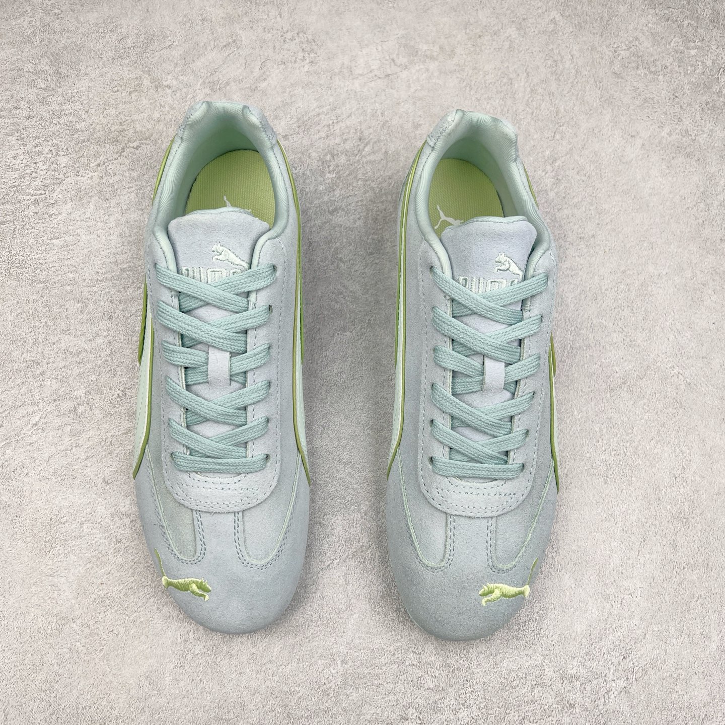 图片[2]-＃TG特价福利 PUMA Speedca OG 彪马极速赛车系列低帮德训风拼接复古百搭休闲运动赛车鞋 鞋款从80、90年代赛车手所穿的防火赛车鞋为原型，鞋身线条模仿了赛车的流线廓形，体现了空气动力学原理的结构。简约流畅的外观，恰好又和贯穿其中的Formstrip Logo融合恰到好处，视觉上细节丰富且协调。本次Speedcat OG鞋款归来，最大看点自然式保留了窄版鞋型以及薄底构造。这两年各品牌鞋底越做越厚，Speedcat反其道而行之，上脚几乎无鞋底的效果带来耳目一新的视觉体验。鞋面依旧是以质感细腻的麂皮材质打造，并且大面积近乎全包裹的使用，复古味道也愈发浓烈。配色上更是将最原始的黑色和红色带回，向F1赛车队的标志性队服致敬。相信让各位一眼种草的更多是出挑的大红色，上脚即可瞬间点亮整体造型，在以球鞋为核心的OOTD中脱颖而出。而另一款黑色则是低调的万金油，彰显新潮个性的同时又不喧宾夺主，也是热爱简约系穿搭朋友的首选。 尺码：35.5 36 37 37.5 38 38.5 39 40 40.5 41 42 42.5 43 44 44.5 45-选品中心