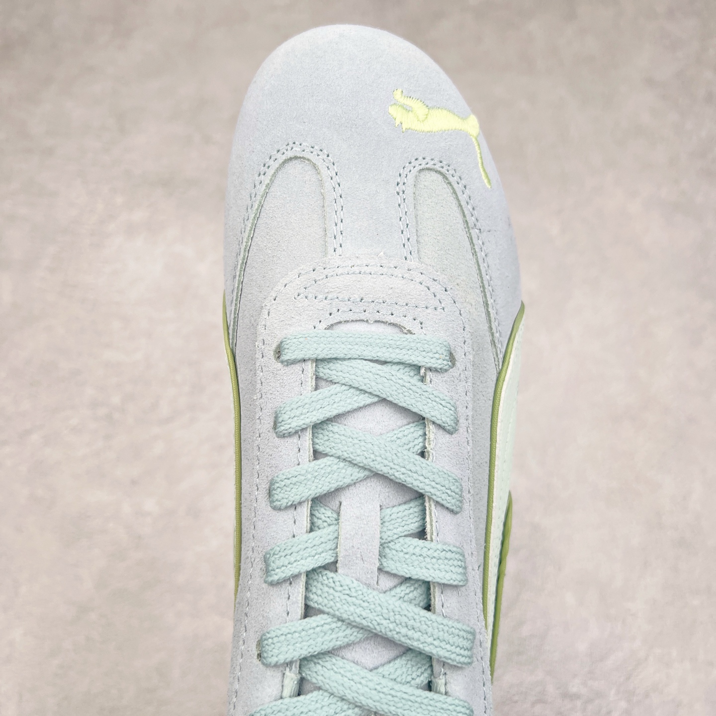 图片[4]-＃TG特价福利 PUMA Speedca OG 彪马极速赛车系列低帮德训风拼接复古百搭休闲运动赛车鞋 鞋款从80、90年代赛车手所穿的防火赛车鞋为原型，鞋身线条模仿了赛车的流线廓形，体现了空气动力学原理的结构。简约流畅的外观，恰好又和贯穿其中的Formstrip Logo融合恰到好处，视觉上细节丰富且协调。本次Speedcat OG鞋款归来，最大看点自然式保留了窄版鞋型以及薄底构造。这两年各品牌鞋底越做越厚，Speedcat反其道而行之，上脚几乎无鞋底的效果带来耳目一新的视觉体验。鞋面依旧是以质感细腻的麂皮材质打造，并且大面积近乎全包裹的使用，复古味道也愈发浓烈。配色上更是将最原始的黑色和红色带回，向F1赛车队的标志性队服致敬。相信让各位一眼种草的更多是出挑的大红色，上脚即可瞬间点亮整体造型，在以球鞋为核心的OOTD中脱颖而出。而另一款黑色则是低调的万金油，彰显新潮个性的同时又不喧宾夺主，也是热爱简约系穿搭朋友的首选。 尺码：35.5 36 37 37.5 38 38.5 39 40 40.5 41 42 42.5 43 44 44.5 45-选品中心