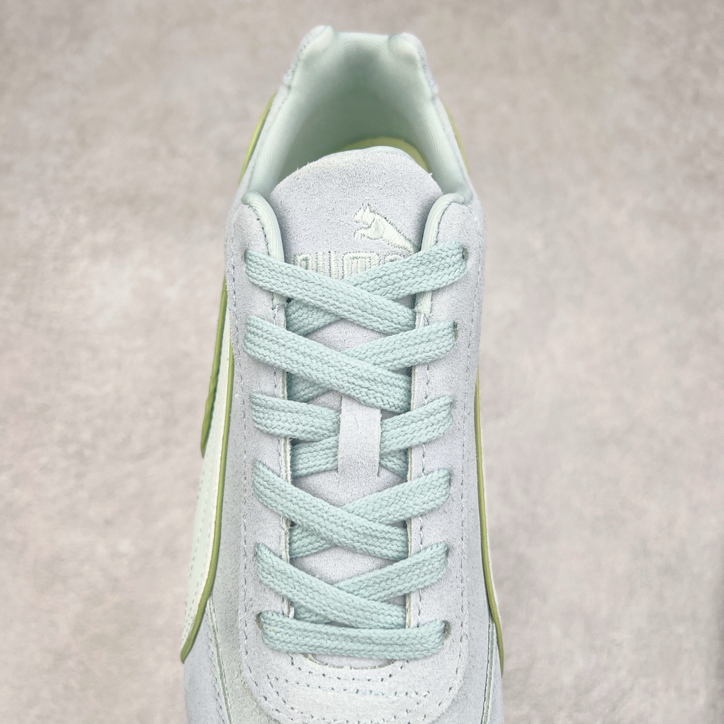 图片[5]-＃TG特价福利 PUMA Speedca OG 彪马极速赛车系列低帮德训风拼接复古百搭休闲运动赛车鞋 鞋款从80、90年代赛车手所穿的防火赛车鞋为原型，鞋身线条模仿了赛车的流线廓形，体现了空气动力学原理的结构。简约流畅的外观，恰好又和贯穿其中的Formstrip Logo融合恰到好处，视觉上细节丰富且协调。本次Speedcat OG鞋款归来，最大看点自然式保留了窄版鞋型以及薄底构造。这两年各品牌鞋底越做越厚，Speedcat反其道而行之，上脚几乎无鞋底的效果带来耳目一新的视觉体验。鞋面依旧是以质感细腻的麂皮材质打造，并且大面积近乎全包裹的使用，复古味道也愈发浓烈。配色上更是将最原始的黑色和红色带回，向F1赛车队的标志性队服致敬。相信让各位一眼种草的更多是出挑的大红色，上脚即可瞬间点亮整体造型，在以球鞋为核心的OOTD中脱颖而出。而另一款黑色则是低调的万金油，彰显新潮个性的同时又不喧宾夺主，也是热爱简约系穿搭朋友的首选。 尺码：35.5 36 37 37.5 38 38.5 39 40 40.5 41 42 42.5 43 44 44.5 45-选品中心