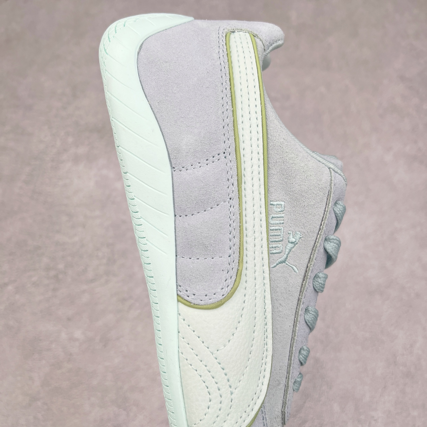 图片[6]-＃TG特价福利 PUMA Speedca OG 彪马极速赛车系列低帮德训风拼接复古百搭休闲运动赛车鞋 鞋款从80、90年代赛车手所穿的防火赛车鞋为原型，鞋身线条模仿了赛车的流线廓形，体现了空气动力学原理的结构。简约流畅的外观，恰好又和贯穿其中的Formstrip Logo融合恰到好处，视觉上细节丰富且协调。本次Speedcat OG鞋款归来，最大看点自然式保留了窄版鞋型以及薄底构造。这两年各品牌鞋底越做越厚，Speedcat反其道而行之，上脚几乎无鞋底的效果带来耳目一新的视觉体验。鞋面依旧是以质感细腻的麂皮材质打造，并且大面积近乎全包裹的使用，复古味道也愈发浓烈。配色上更是将最原始的黑色和红色带回，向F1赛车队的标志性队服致敬。相信让各位一眼种草的更多是出挑的大红色，上脚即可瞬间点亮整体造型，在以球鞋为核心的OOTD中脱颖而出。而另一款黑色则是低调的万金油，彰显新潮个性的同时又不喧宾夺主，也是热爱简约系穿搭朋友的首选。 尺码：35.5 36 37 37.5 38 38.5 39 40 40.5 41 42 42.5 43 44 44.5 45-选品中心