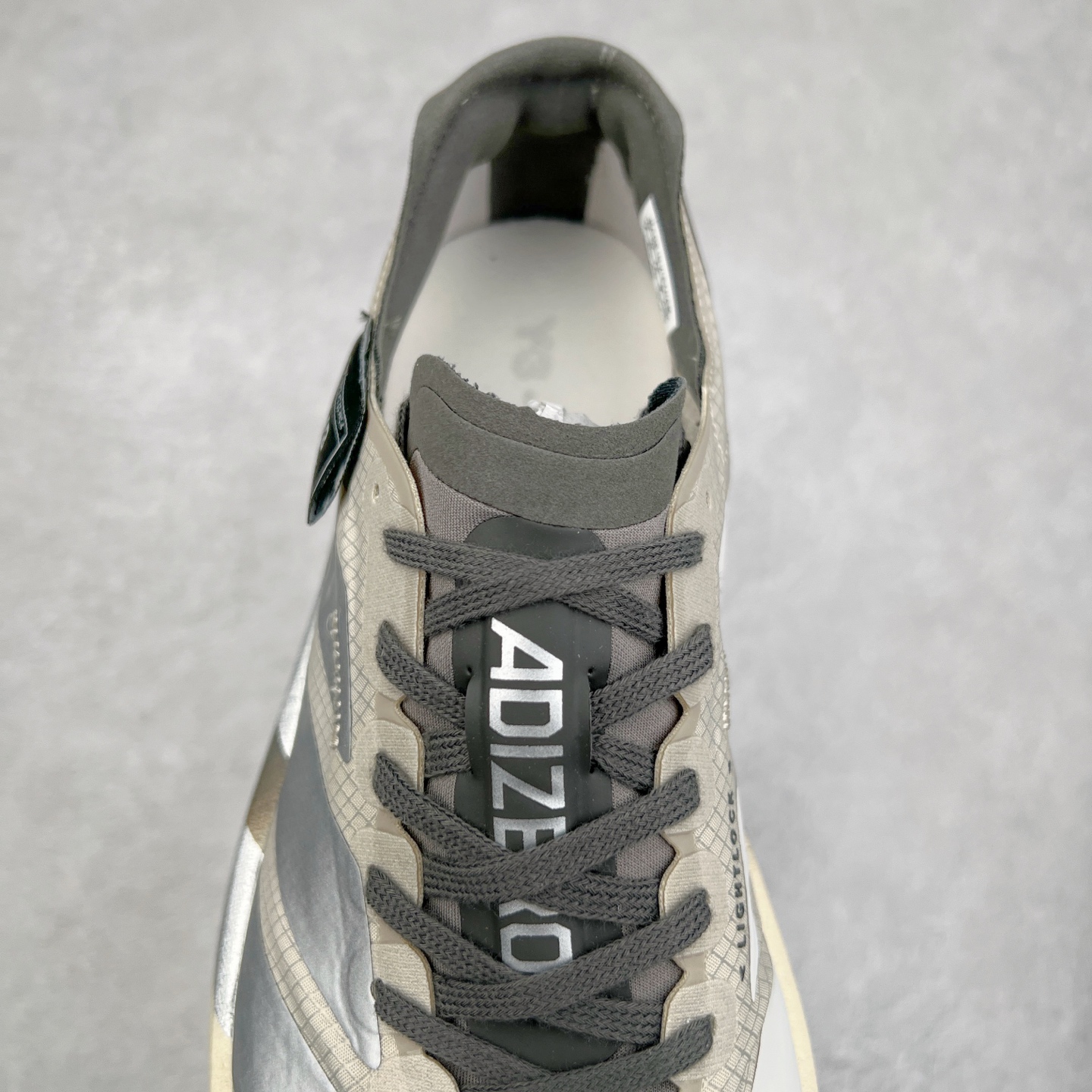 图片[5]-AD Adizero Adios Pro 4 马拉松竞速专业跑鞋 JS3154 CELERMESH针织网面非常轻薄 纤维间的缝隙很大 可以保证跑步时的透气、排汗效果 鞋舌直接与两侧的内衬和鞋底连接在一起 在跑步过程中不会被鞋舌的左右移动所困扰 在标准鞋带孔的基础上再拓宽一组鞋带孔 适合不同脚型的需求 突破性 EnergyRods 技术，有助于跑者实现更好的成绩 中底独特的LIGHTSTRIKE PRO泡棉材质 微弹感觉在跑步过程中给予了良好的支撑体验 对于顶级精英和高水平进阶跑者来说 ADIOS PRO是一双值得信赖的竞速比赛用鞋 尺码：36 36.5 37.5 38 38.5 39 40 40.5 41 42 42.5 43 44 44.5 45-选品中心