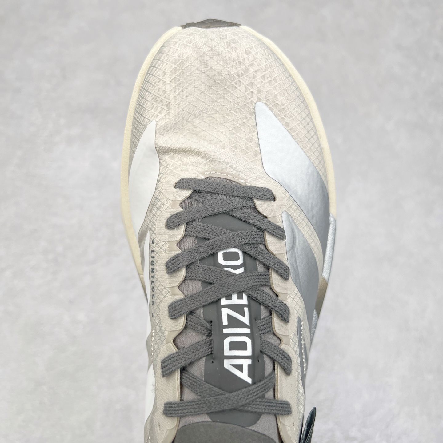 图片[4]-AD Adizero Adios Pro 4 马拉松竞速专业跑鞋 JS3154 CELERMESH针织网面非常轻薄 纤维间的缝隙很大 可以保证跑步时的透气、排汗效果 鞋舌直接与两侧的内衬和鞋底连接在一起 在跑步过程中不会被鞋舌的左右移动所困扰 在标准鞋带孔的基础上再拓宽一组鞋带孔 适合不同脚型的需求 突破性 EnergyRods 技术，有助于跑者实现更好的成绩 中底独特的LIGHTSTRIKE PRO泡棉材质 微弹感觉在跑步过程中给予了良好的支撑体验 对于顶级精英和高水平进阶跑者来说 ADIOS PRO是一双值得信赖的竞速比赛用鞋 尺码：36 36.5 37.5 38 38.5 39 40 40.5 41 42 42.5 43 44 44.5 45-选品中心