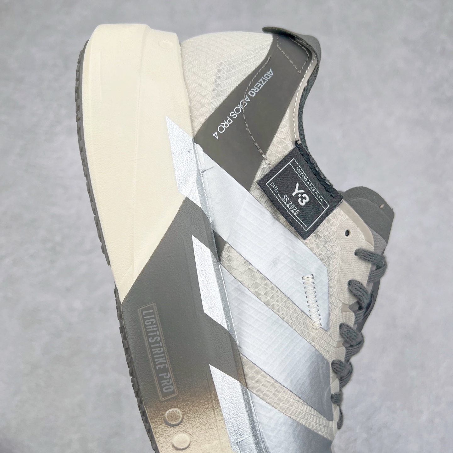 图片[6]-AD Adizero Adios Pro 4 马拉松竞速专业跑鞋 JS3154 CELERMESH针织网面非常轻薄 纤维间的缝隙很大 可以保证跑步时的透气、排汗效果 鞋舌直接与两侧的内衬和鞋底连接在一起 在跑步过程中不会被鞋舌的左右移动所困扰 在标准鞋带孔的基础上再拓宽一组鞋带孔 适合不同脚型的需求 突破性 EnergyRods 技术，有助于跑者实现更好的成绩 中底独特的LIGHTSTRIKE PRO泡棉材质 微弹感觉在跑步过程中给予了良好的支撑体验 对于顶级精英和高水平进阶跑者来说 ADIOS PRO是一双值得信赖的竞速比赛用鞋 尺码：36 36.5 37.5 38 38.5 39 40 40.5 41 42 42.5 43 44 44.5 45-选品中心