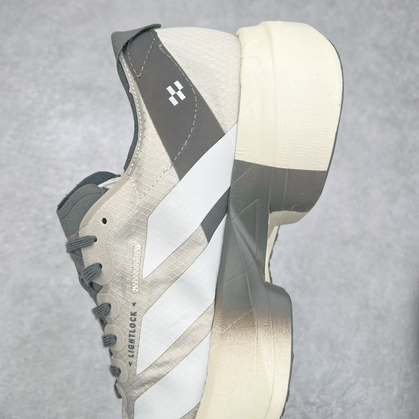 图片[7]-AD Adizero Adios Pro 4 马拉松竞速专业跑鞋 JS3154 CELERMESH针织网面非常轻薄 纤维间的缝隙很大 可以保证跑步时的透气、排汗效果 鞋舌直接与两侧的内衬和鞋底连接在一起 在跑步过程中不会被鞋舌的左右移动所困扰 在标准鞋带孔的基础上再拓宽一组鞋带孔 适合不同脚型的需求 突破性 EnergyRods 技术，有助于跑者实现更好的成绩 中底独特的LIGHTSTRIKE PRO泡棉材质 微弹感觉在跑步过程中给予了良好的支撑体验 对于顶级精英和高水平进阶跑者来说 ADIOS PRO是一双值得信赖的竞速比赛用鞋 尺码：36 36.5 37.5 38 38.5 39 40 40.5 41 42 42.5 43 44 44.5 45-选品中心