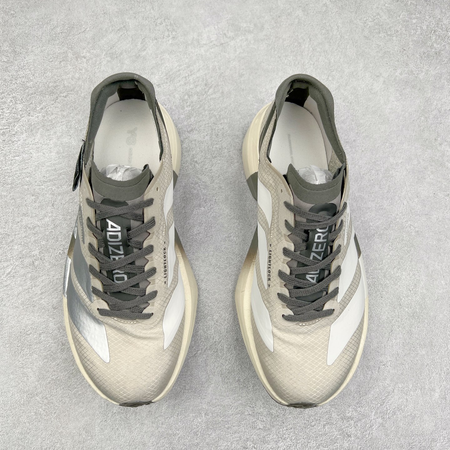 图片[2]-AD Adizero Adios Pro 4 马拉松竞速专业跑鞋 JS3154 CELERMESH针织网面非常轻薄 纤维间的缝隙很大 可以保证跑步时的透气、排汗效果 鞋舌直接与两侧的内衬和鞋底连接在一起 在跑步过程中不会被鞋舌的左右移动所困扰 在标准鞋带孔的基础上再拓宽一组鞋带孔 适合不同脚型的需求 突破性 EnergyRods 技术，有助于跑者实现更好的成绩 中底独特的LIGHTSTRIKE PRO泡棉材质 微弹感觉在跑步过程中给予了良好的支撑体验 对于顶级精英和高水平进阶跑者来说 ADIOS PRO是一双值得信赖的竞速比赛用鞋 尺码：36 36.5 37.5 38 38.5 39 40 40.5 41 42 42.5 43 44 44.5 45-选品中心