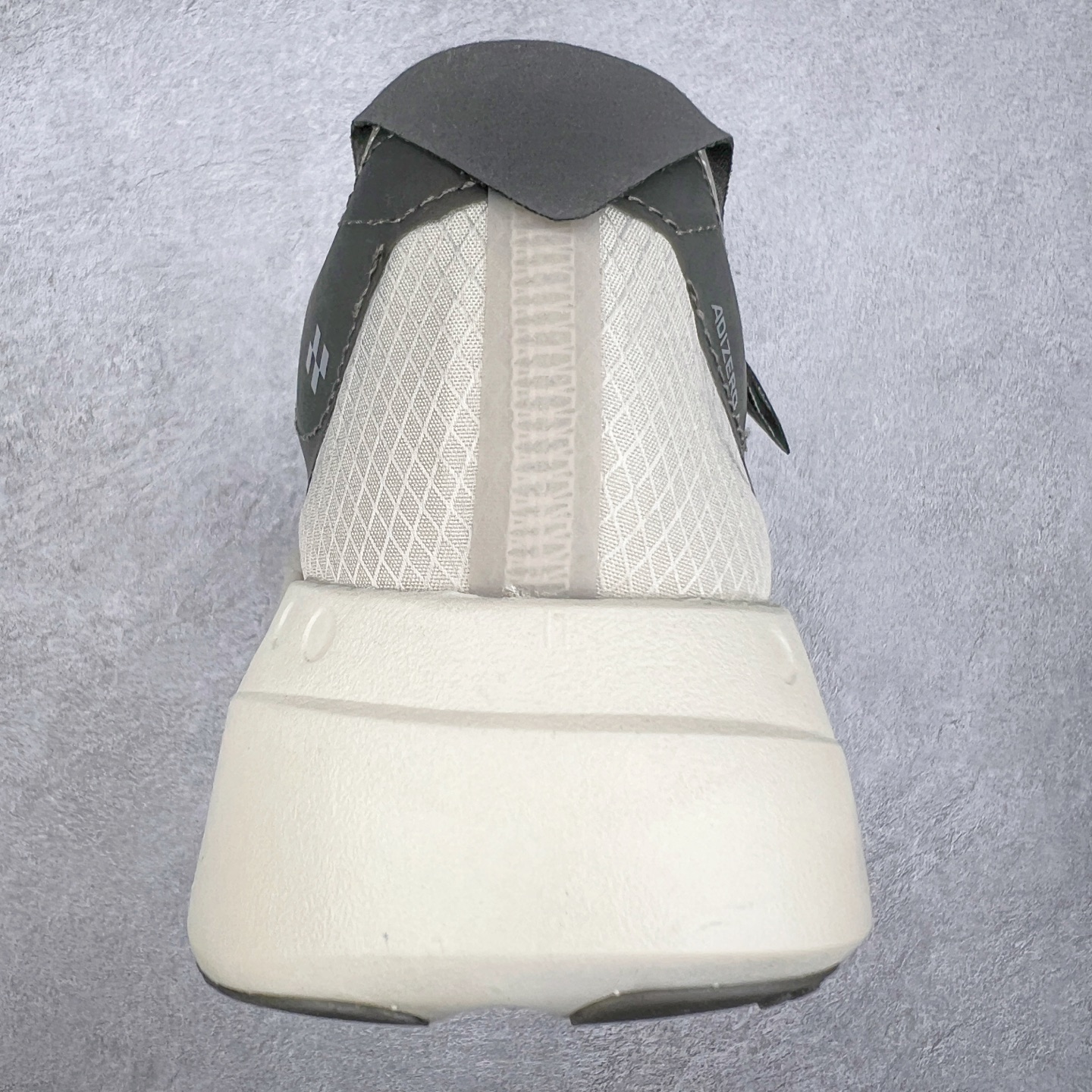 图片[8]-AD Adizero Adios Pro 4 马拉松竞速专业跑鞋 JS3154 CELERMESH针织网面非常轻薄 纤维间的缝隙很大 可以保证跑步时的透气、排汗效果 鞋舌直接与两侧的内衬和鞋底连接在一起 在跑步过程中不会被鞋舌的左右移动所困扰 在标准鞋带孔的基础上再拓宽一组鞋带孔 适合不同脚型的需求 突破性 EnergyRods 技术，有助于跑者实现更好的成绩 中底独特的LIGHTSTRIKE PRO泡棉材质 微弹感觉在跑步过程中给予了良好的支撑体验 对于顶级精英和高水平进阶跑者来说 ADIOS PRO是一双值得信赖的竞速比赛用鞋 尺码：36 36.5 37.5 38 38.5 39 40 40.5 41 42 42.5 43 44 44.5 45-选品中心