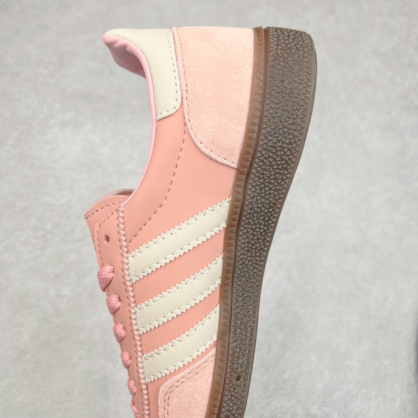 图片[7]-AD Originals Handball SPZL 手球运动员系列百搭休闲运动板鞋 JI2646 这款来自阿迪达斯的这款HANDBALL SPZL前身是一双手球运动鞋，这一次拿来复刻，所以鞋面的主要色彩选用了黑色， 鞋面外侧除了Spezial字母之外还有三叶草标志。Handball SPZL作为复古手球训练鞋与作为室内足球鞋的Samba有着异曲同工之处，但是质感更为出众的鞋身以及丰富的配色选择比起Samba来讲可以说是更胜一筹了！尺码：36 36⅔ 37⅓ 38 38⅔ 39⅓ 40 40⅔ 41⅓ 42 42⅔ 43⅓ 44 45-选品中心