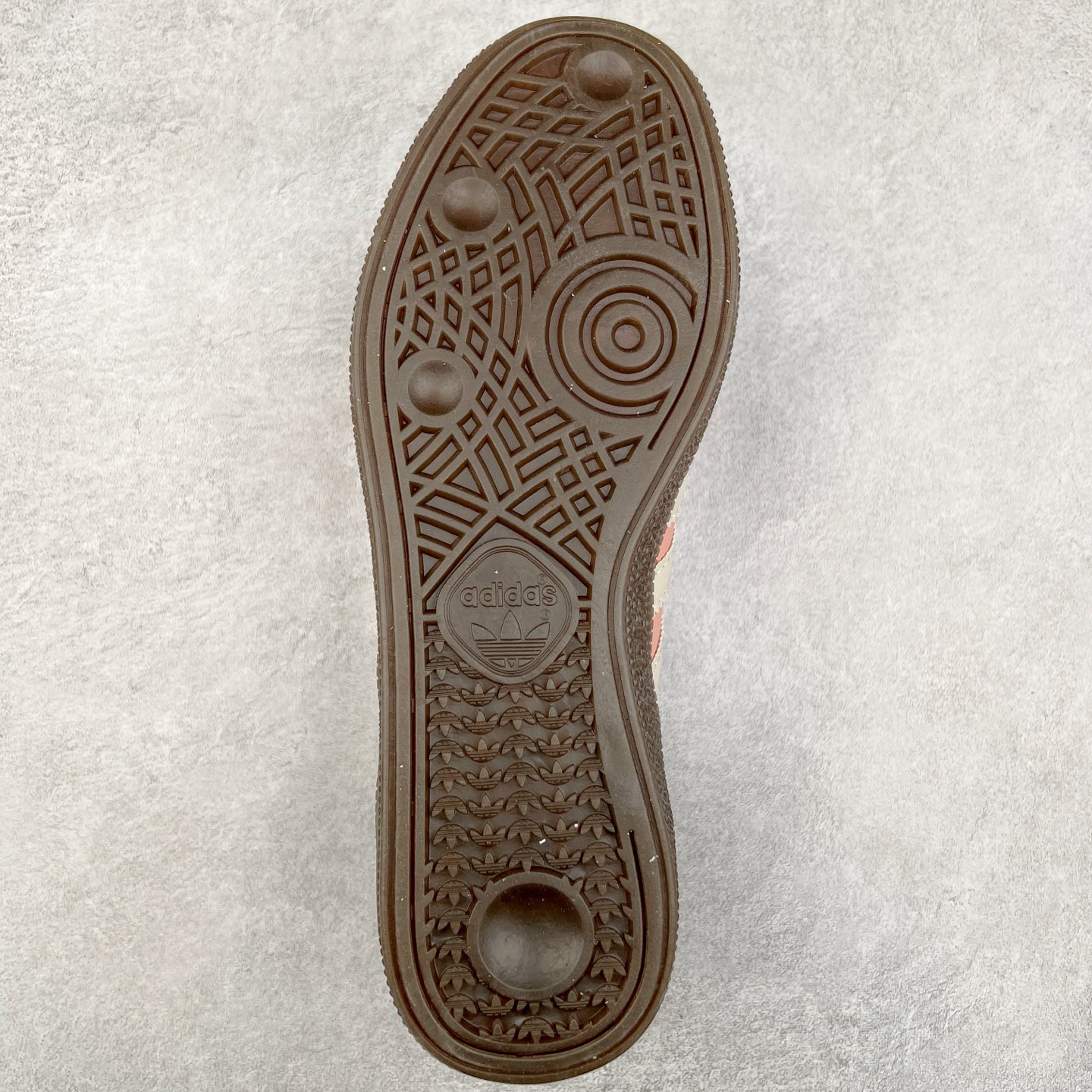 图片[9]-AD Originals Handball SPZL 手球运动员系列百搭休闲运动板鞋 JI2646 这款来自阿迪达斯的这款HANDBALL SPZL前身是一双手球运动鞋，这一次拿来复刻，所以鞋面的主要色彩选用了黑色， 鞋面外侧除了Spezial字母之外还有三叶草标志。Handball SPZL作为复古手球训练鞋与作为室内足球鞋的Samba有着异曲同工之处，但是质感更为出众的鞋身以及丰富的配色选择比起Samba来讲可以说是更胜一筹了！尺码：36 36⅔ 37⅓ 38 38⅔ 39⅓ 40 40⅔ 41⅓ 42 42⅔ 43⅓ 44 45-选品中心