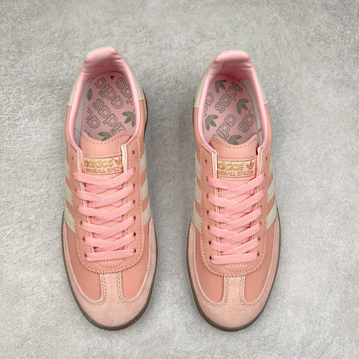 图片[2]-AD Originals Handball SPZL 手球运动员系列百搭休闲运动板鞋 JI2646 这款来自阿迪达斯的这款HANDBALL SPZL前身是一双手球运动鞋，这一次拿来复刻，所以鞋面的主要色彩选用了黑色， 鞋面外侧除了Spezial字母之外还有三叶草标志。Handball SPZL作为复古手球训练鞋与作为室内足球鞋的Samba有着异曲同工之处，但是质感更为出众的鞋身以及丰富的配色选择比起Samba来讲可以说是更胜一筹了！尺码：36 36⅔ 37⅓ 38 38⅔ 39⅓ 40 40⅔ 41⅓ 42 42⅔ 43⅓ 44 45-选品中心