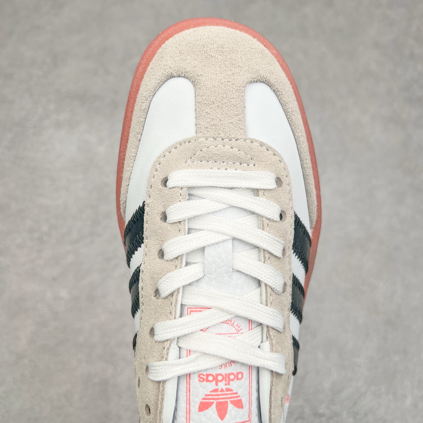 图片[4]-AD Samba XLG 桑巴舞加大厚底版系列德训风百搭松糕休闲运动板鞋生胶底 JI3072 自Originals Samba成功借势Blokecore风潮一跃成为街头巷尾的焦点鞋款后,不论是围绕Samba本身打造的各式「变种版本」,还是以Samba为蓝本打造联名鞋款,都成为了时尚潮流人士日常穿搭首选。Samba XLG是adidas Originals不断扩展XLG系列的一部分,旨在与年轻文化相契合,迎合那些希望通过个性时尚表达自我而不愿牺牲舒适度的年轻群体。街头时尚领域的Gen Z特别偏爱宽松的穿着风格。Samba XLG针对这一点做了创新。它在延续Samba OG经典设计的基础上,迎合年轻群体的穿着习惯,重塑为宽大的鞋身比例轮廓以及加厚中底,让消费者轻松展示自己独特的风格。全新的Samba XLG系列不仅迎合了当下年轻群体的穿搭习惯,加宽了鞋身比例以及将中底进一步增厚,在视觉比例上更加饱满,同时还保留了经典Samba的细节,这样一来,鞋迷朋友在穿搭上不仅能更加个性化,而且还能延续一定的复古感受。尺码：36 36⅔ 37⅓ 38 38⅔ 39⅓ 40 40⅔ 41⅓ 42 42⅔ 43⅓ 44 45-选品中心